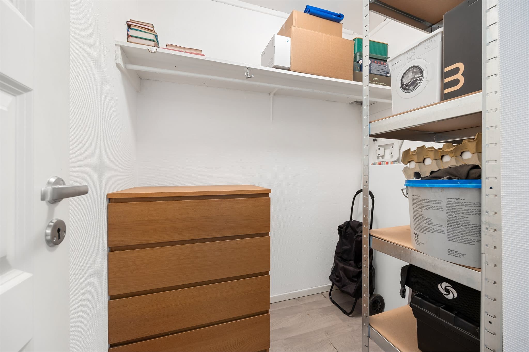 En funksjonell innvendig bod gir god lagringsplass i leiligheten.