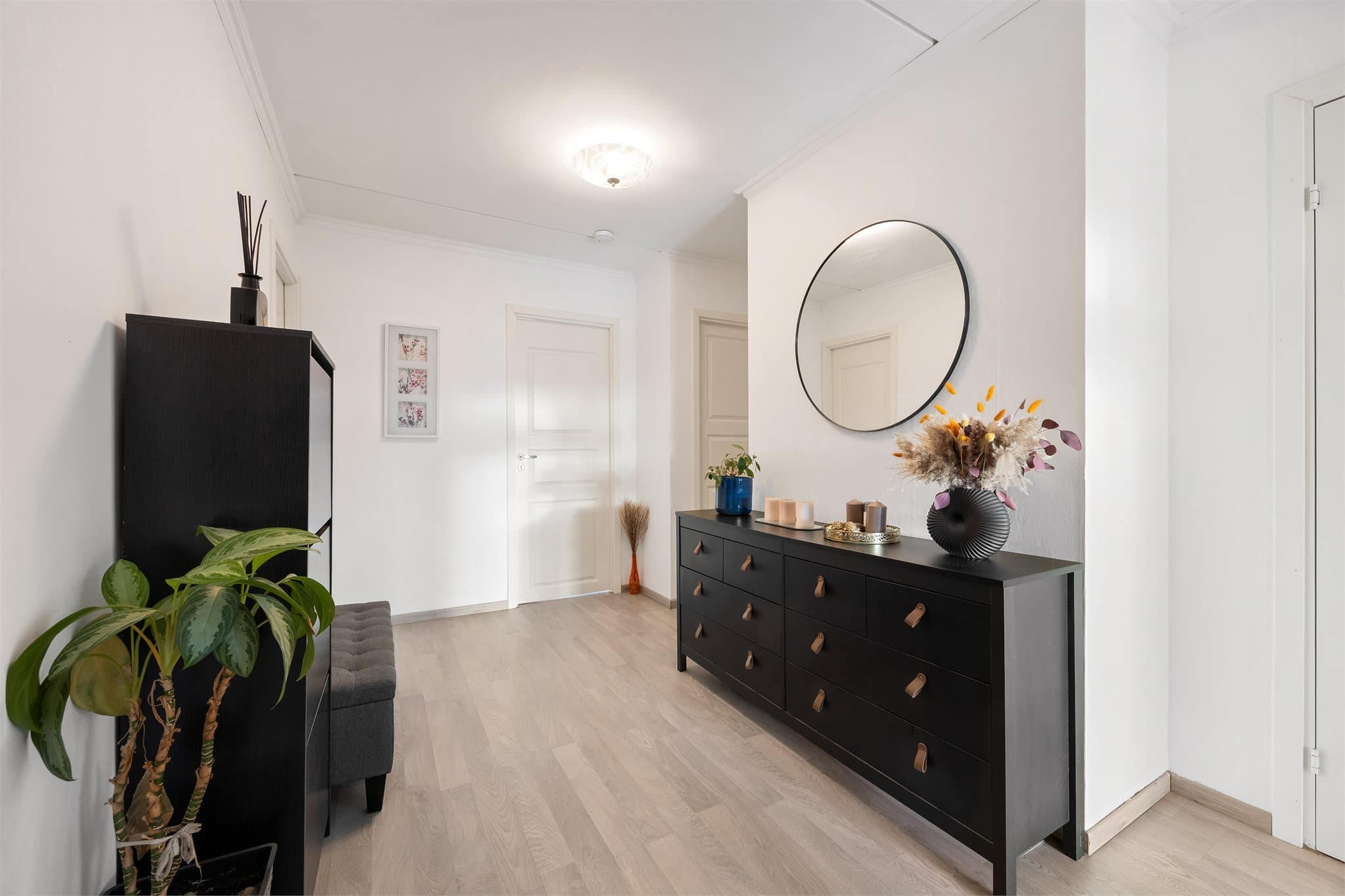 Entréen har god plass til oppbevaringsmøbler for yttertøy og sko.