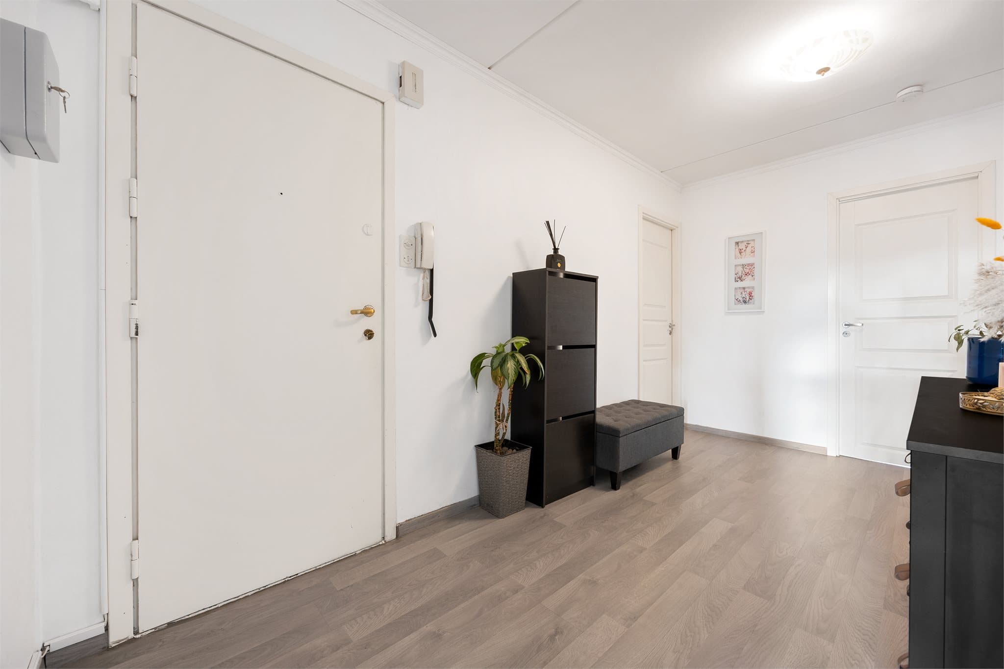 Brann- og lydklassifisert entrédør. Bygget har dørcalling for økt trygghet.