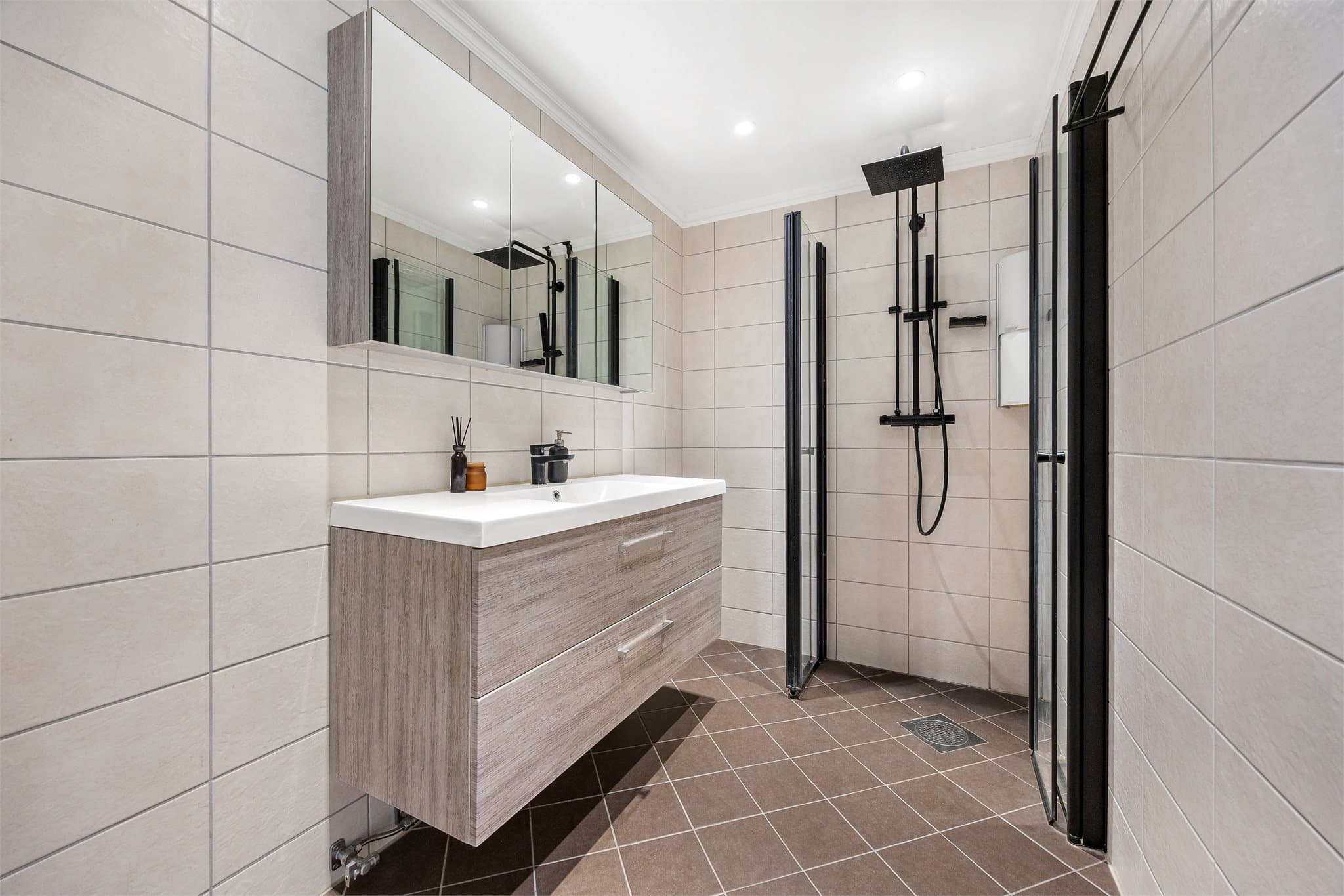 Leiligheten har et lekkert og romslig bad som ble rehabilitert i regi av borettslaget i 2017/2018.