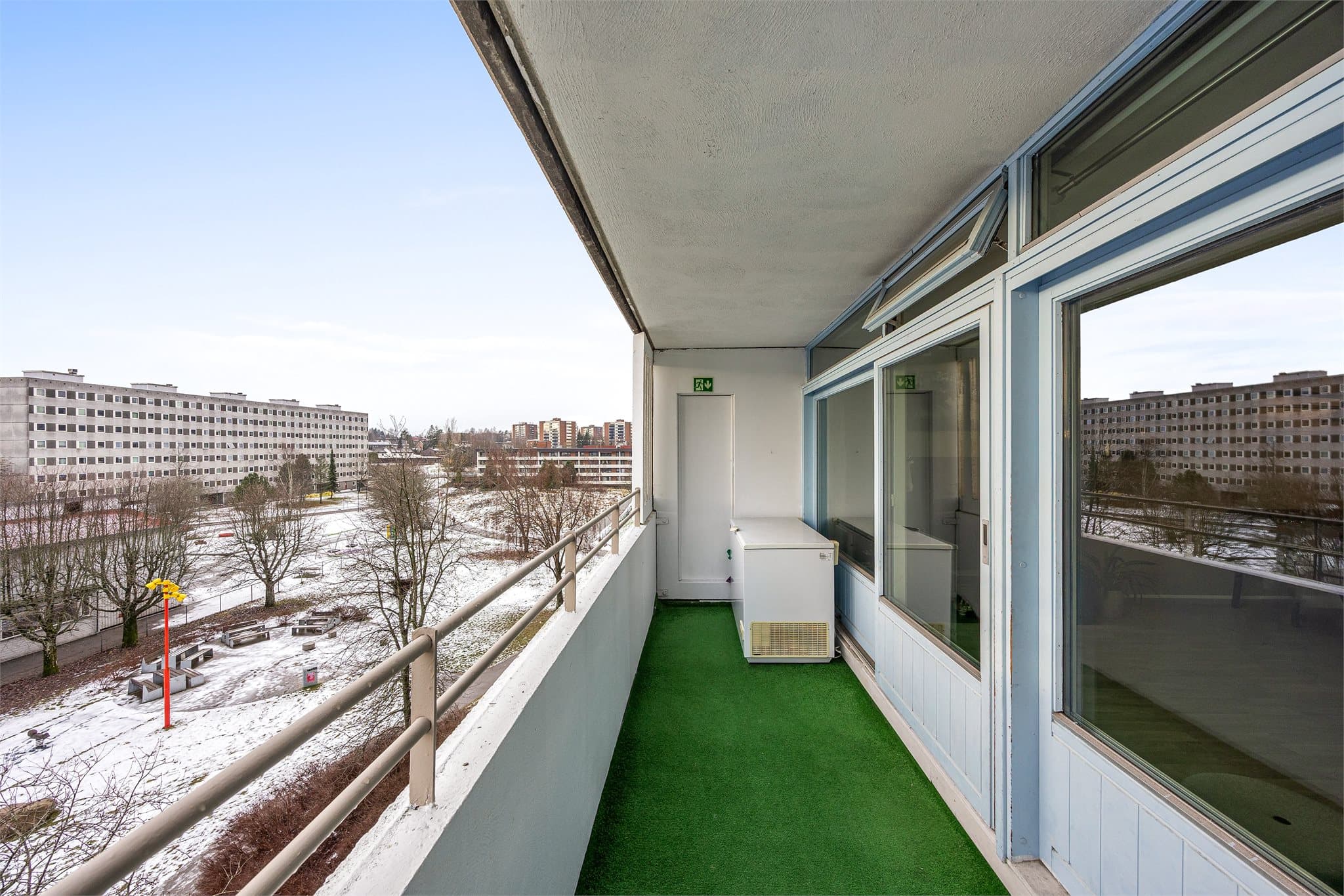 Balkongen er smart utnyttet av selger, blant annet med plassering av fryser.