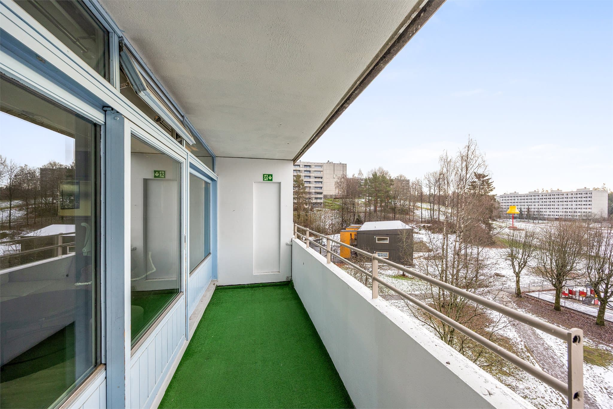 Fra oppholdsrommet er det utgang til en sydvendt balkong på 8 m². Balkongen ligger høyt, fritt og usjenert.