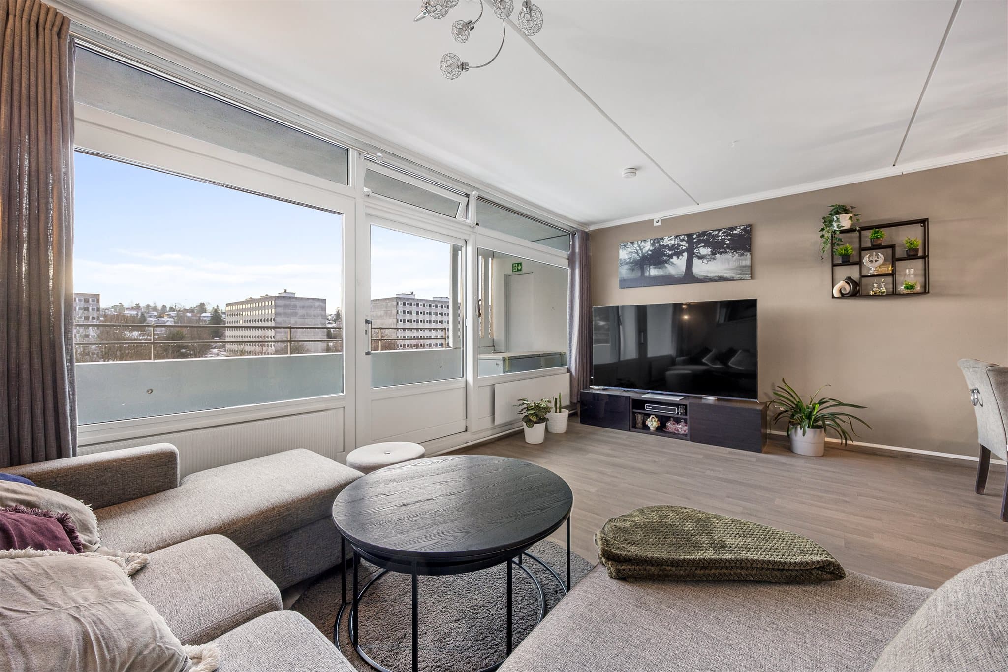 Store vindusflater gir godt med naturlig lys inn i stuen.