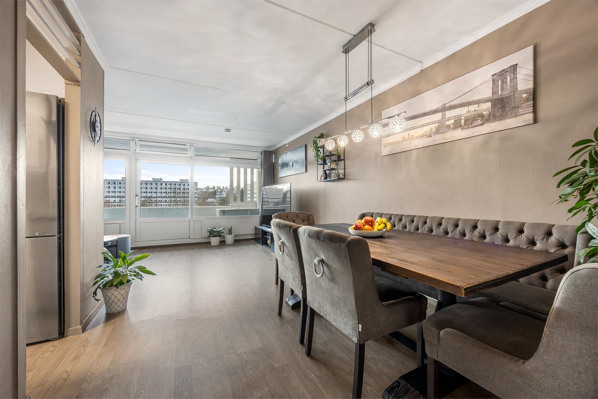 Stuen er åpen og romslig med naturlige soner for både spisebord og en separat sofagruppe.