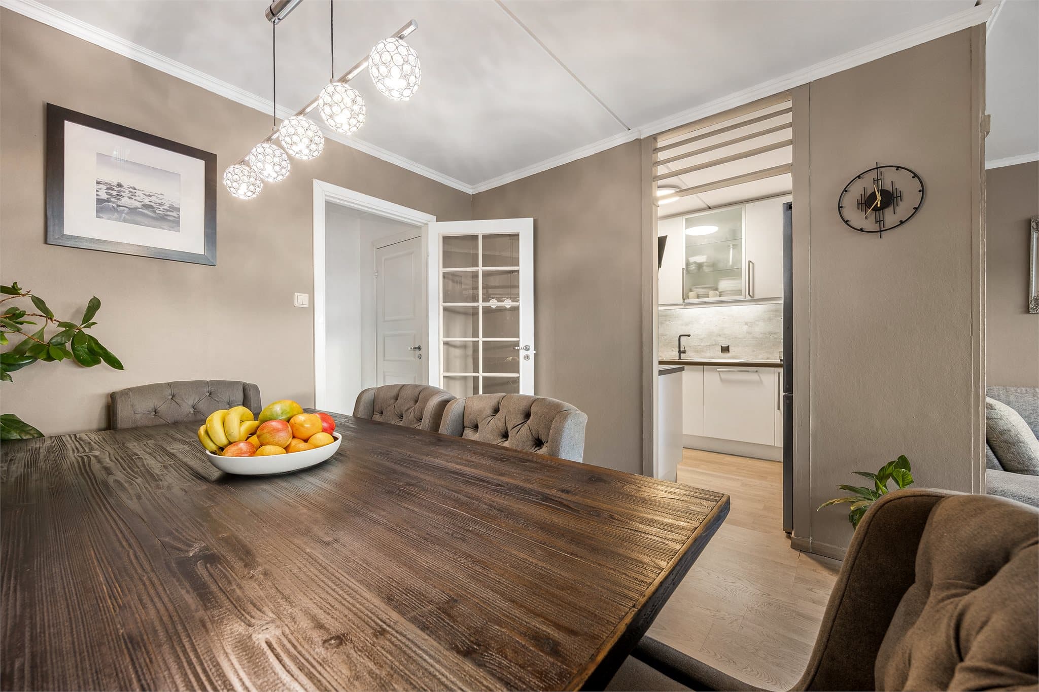 Leiligheten har et praktisk, separat kjøkken i tilknytning til stuen.