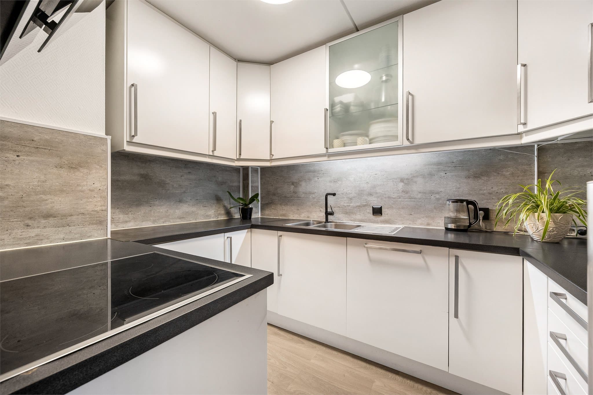 Kjøkkenet ble modernisert i 2024 med nye, glatte fronter og laminatbenkeplate.