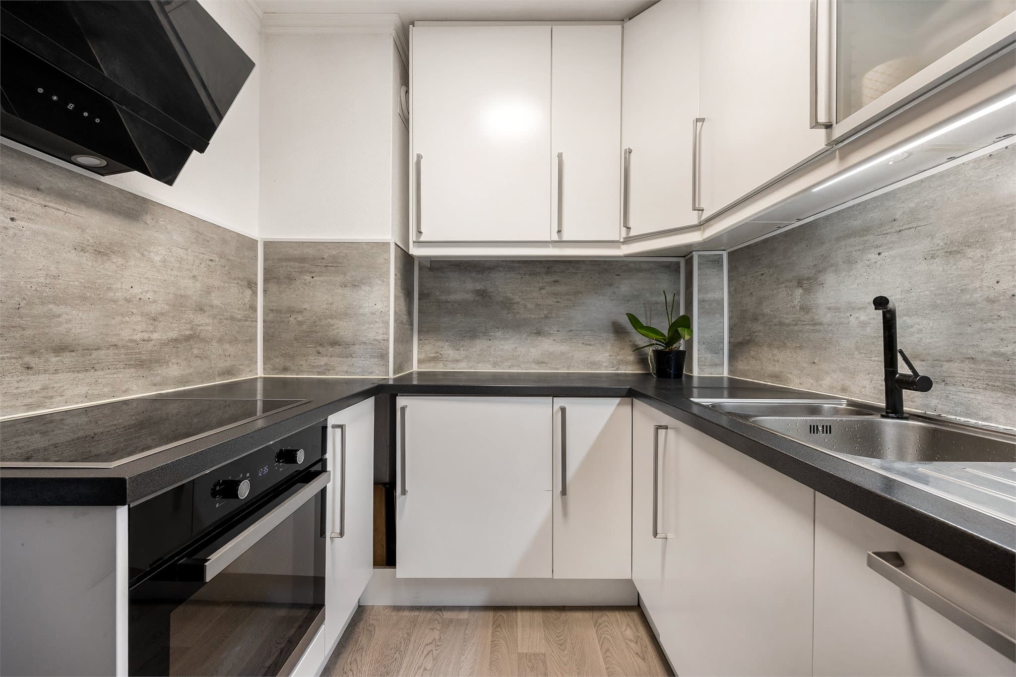 Innredningen har integrert stekeovn og platetopp, samt opplegg for oppvaskmaskin.