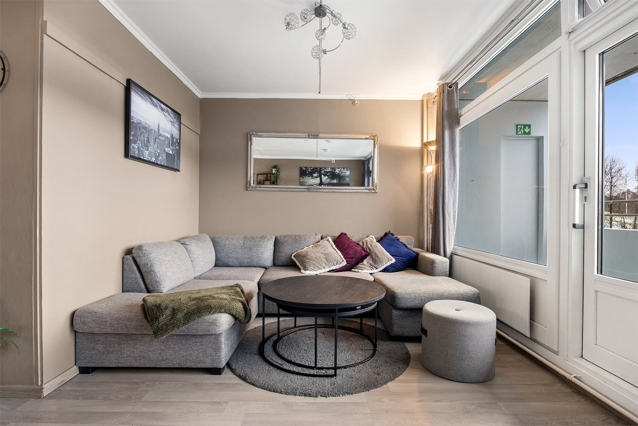 Leiligheten har en koselig og velutnyttet stuekrok som skaper en behagelig ramme for både avslapning og hyggelige sammenkomster.