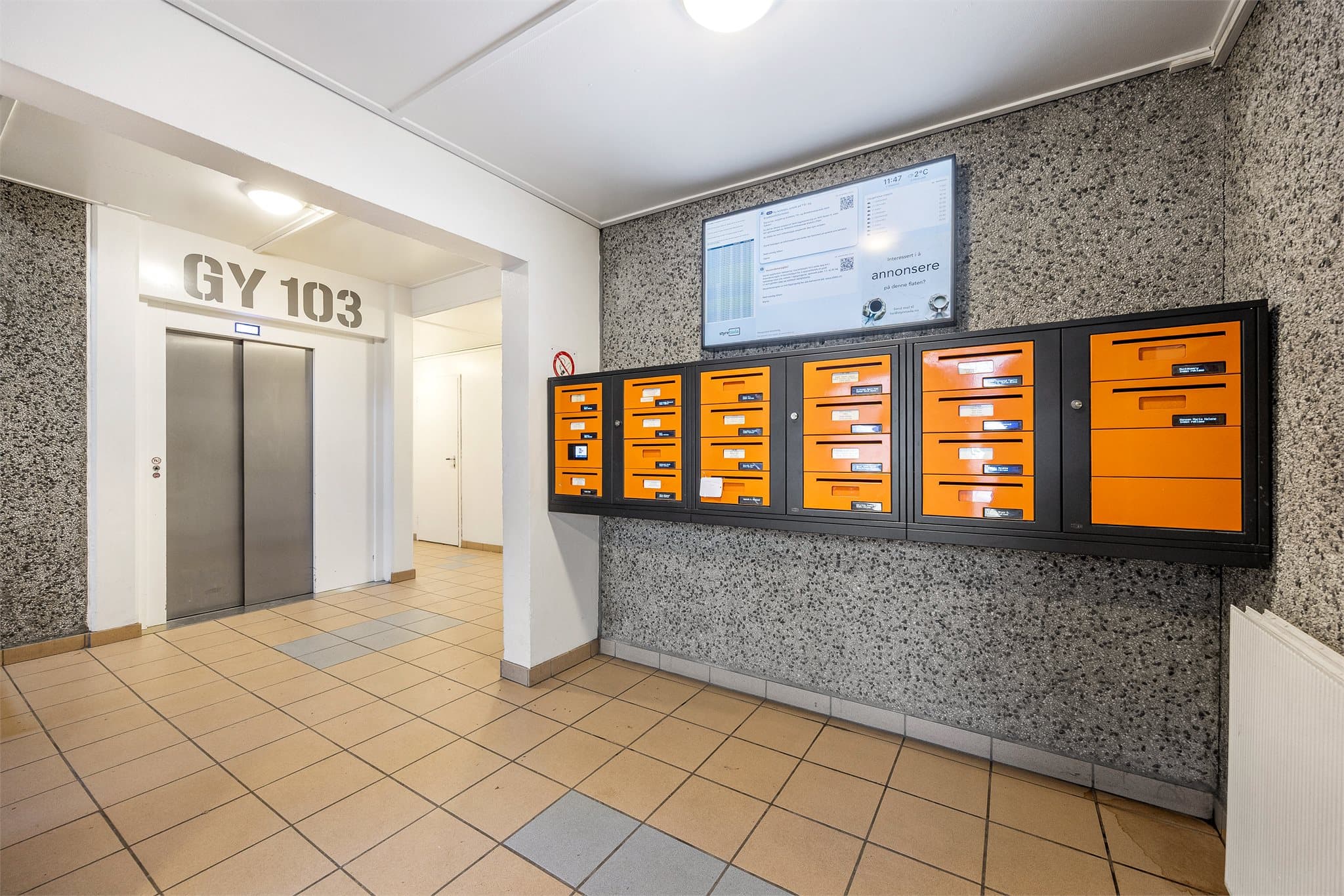 Bygget er utstyrt med heis, som gir enkel adkomst til leiligheten. Hver oppgang har et fellesvaskeri.