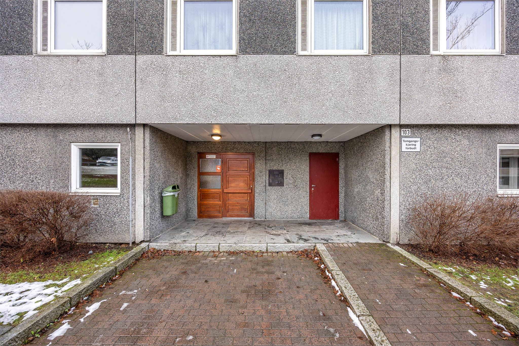 Takoverbygget inngangsparti.