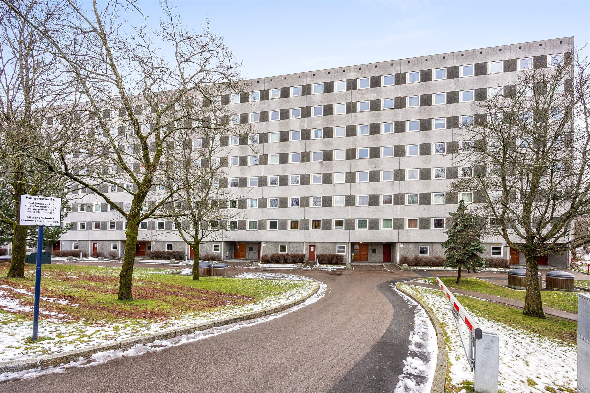 Hverdagsinnkjøp kan gjøres på Kiwi og Rema 1000, begge i gangavstand.