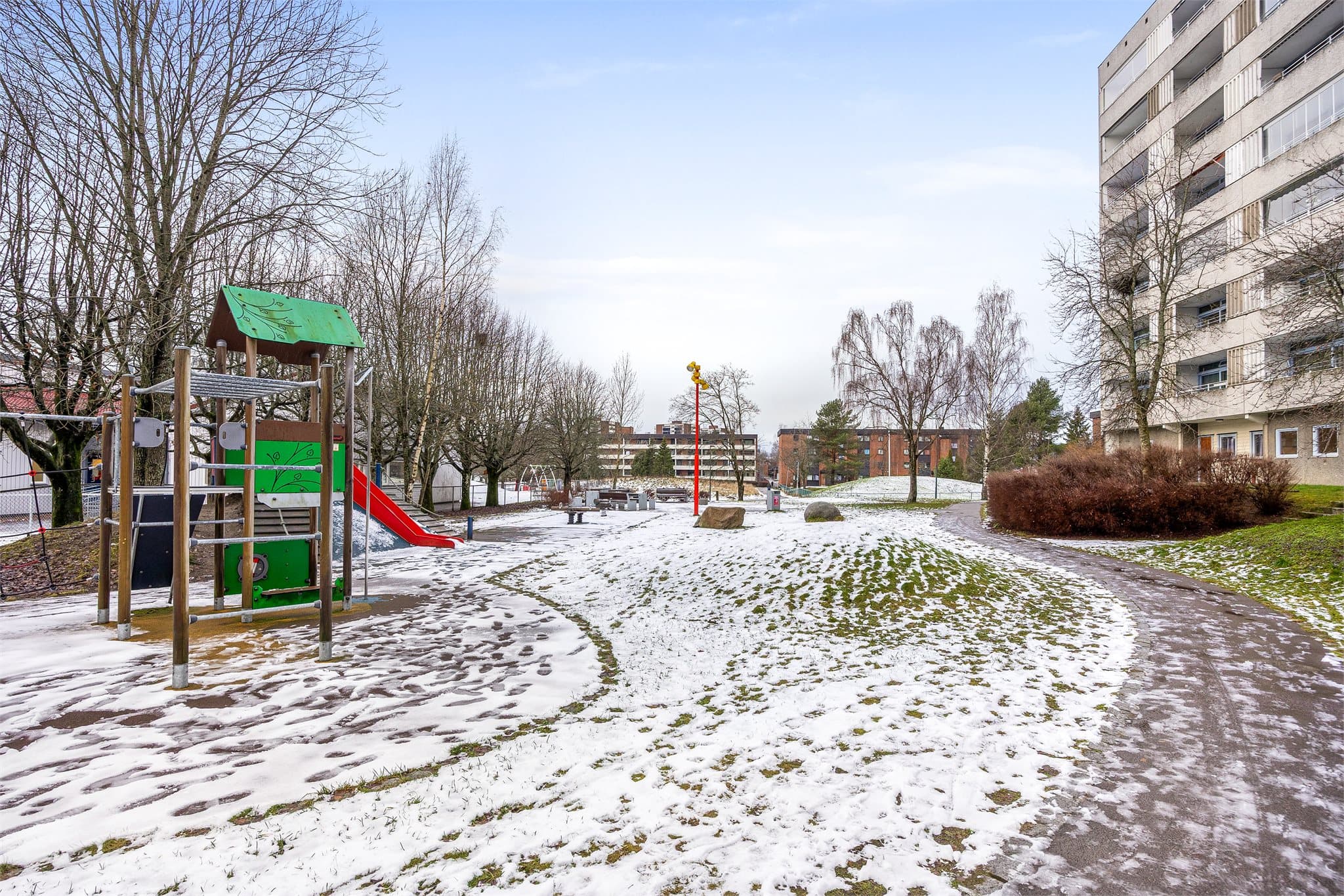 Området er godt tilrettelagt for barnefamilier med flere lekeplasser og grøntarealer.