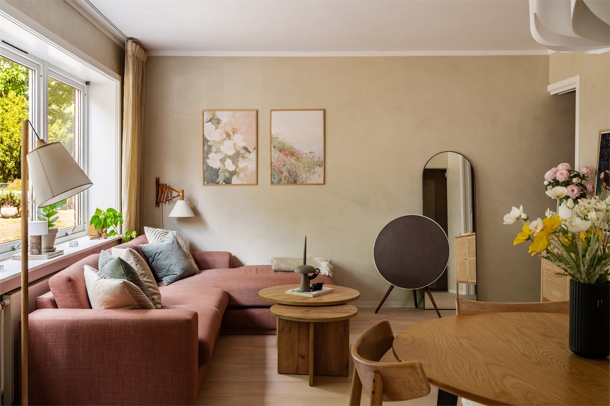 Dette er en leilighet som virkelig utnytter plassen godt; god plass til oppbevaring, spisebord og stor sofa.