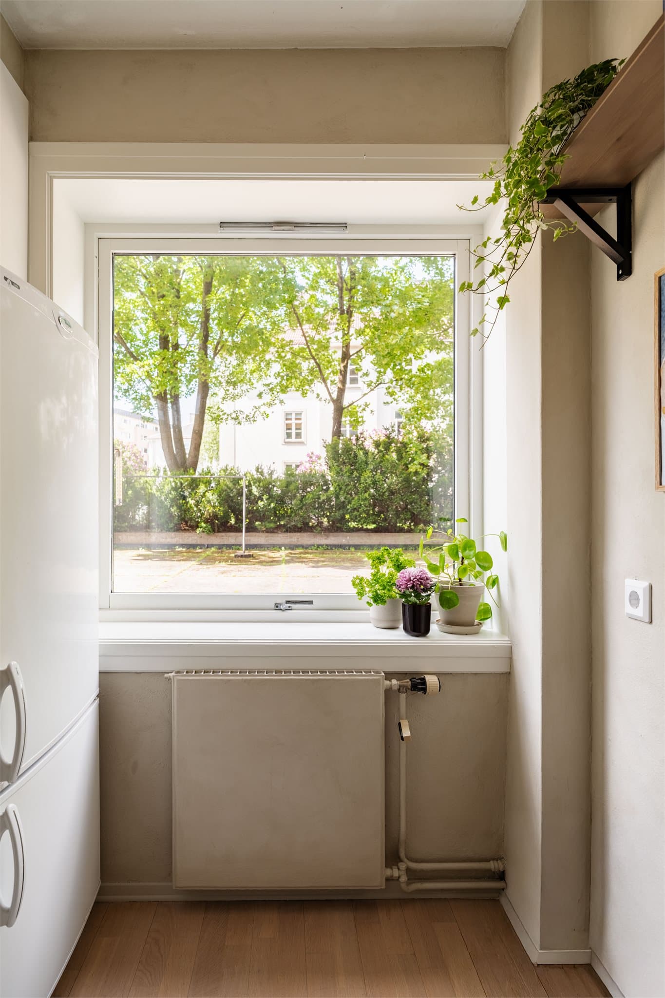 Kjøkkenventilator med avtrekk ut sørger for god utlufting under matlaging.