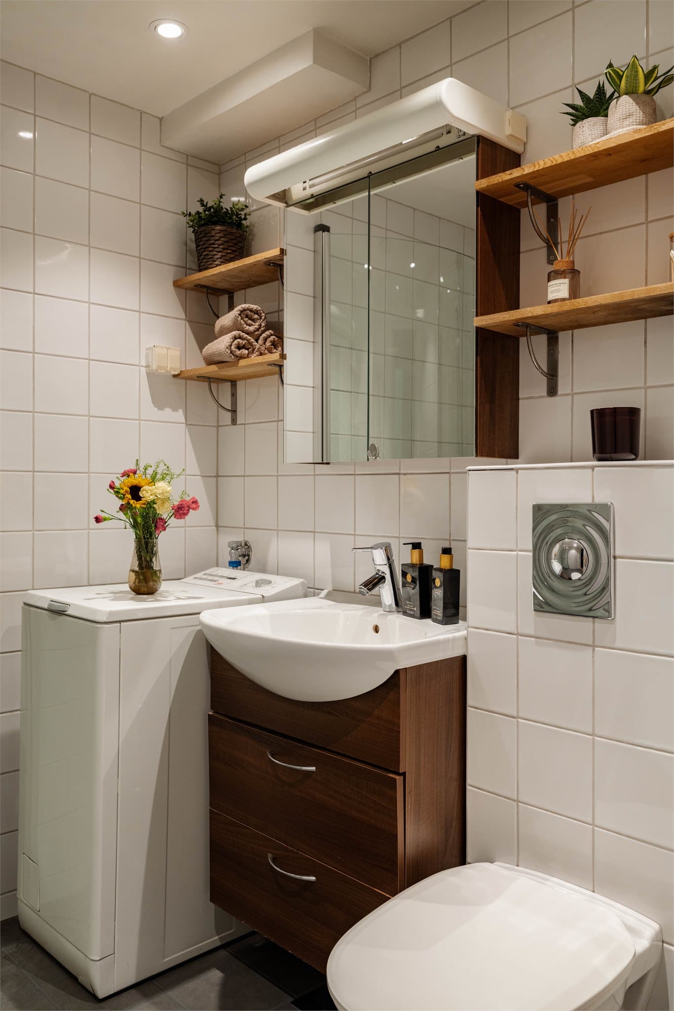 Rommet har downlights i taket og mekanisk avtrekk.