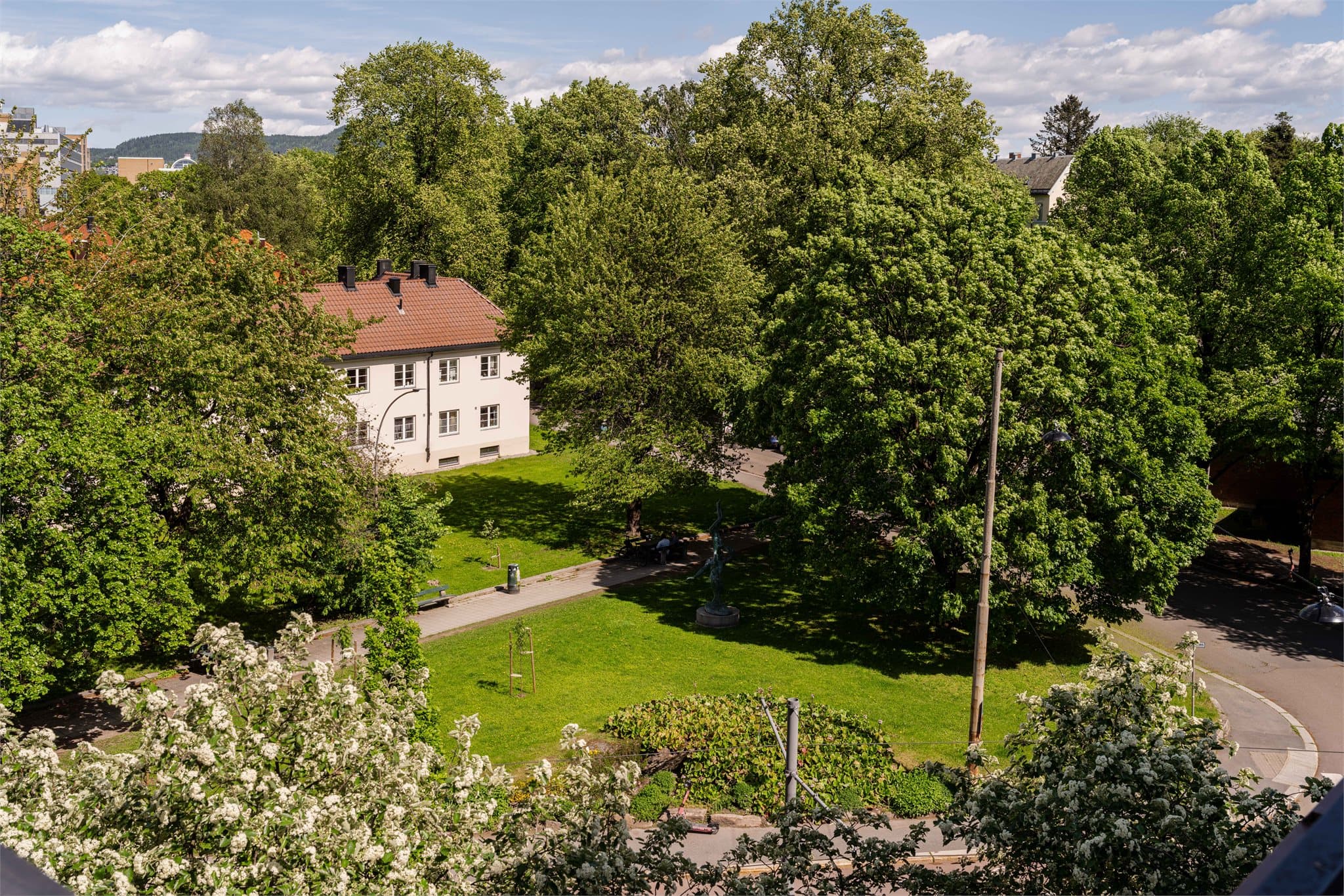 Fra eiendommen er det kort vei til grønne lunger som Stensparken.