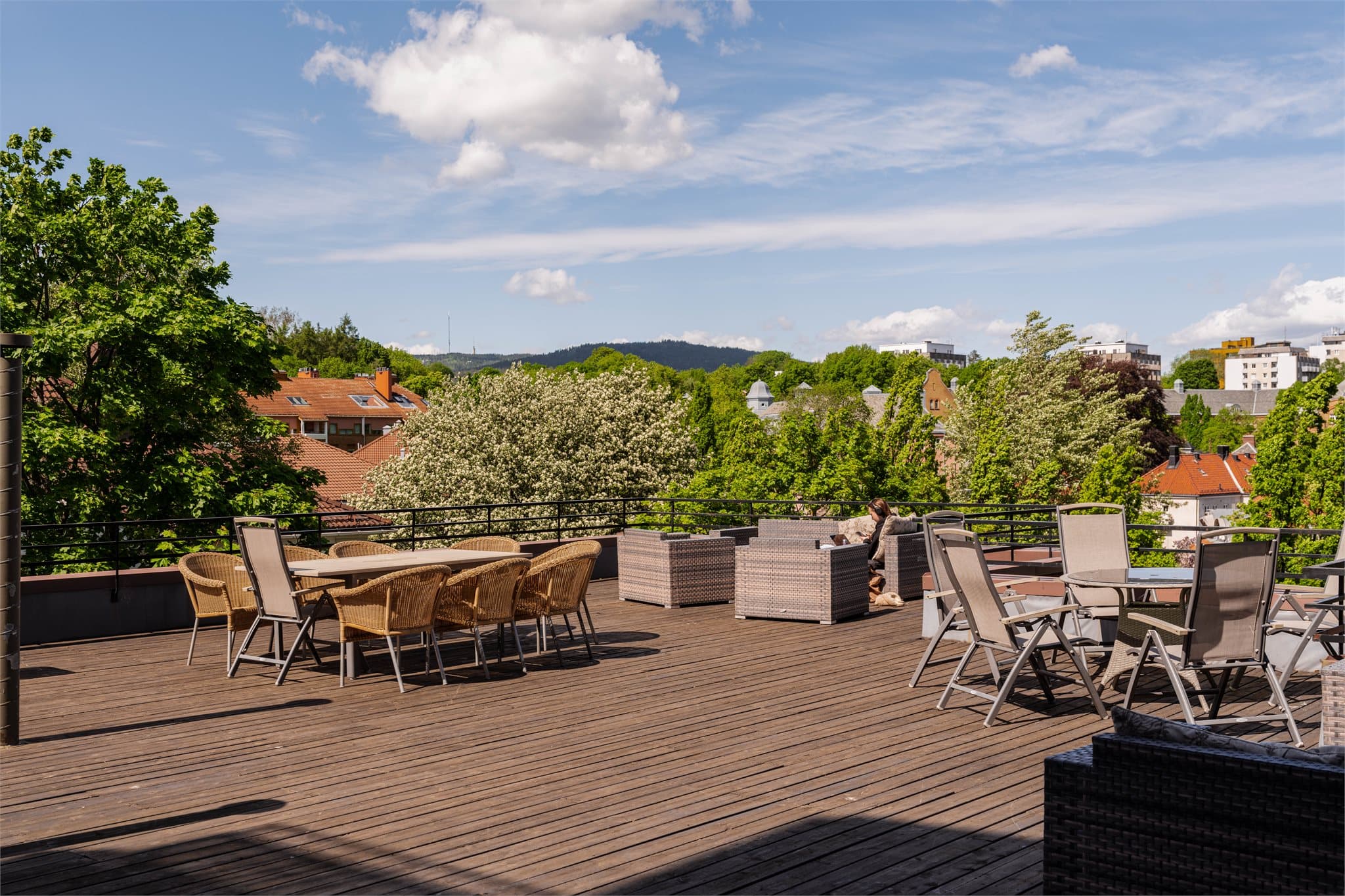 Sameiet har en stor og solrik felles takterrasse med sittegrupper og utsikt.