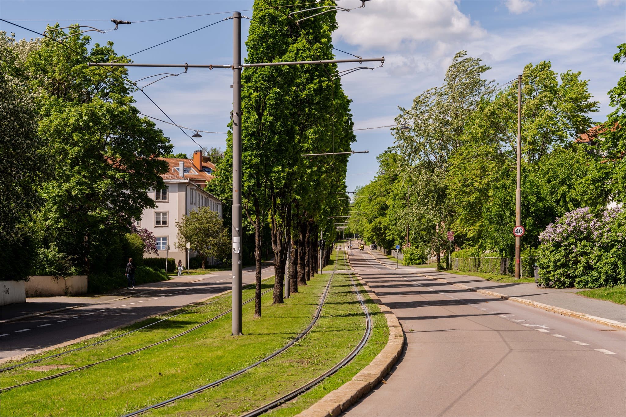 Området har svært gode kollektivforbindelser med både buss og trikk i umiddelbar nærhet. Dette gir enkel adkomst til sentrum, Majorstuen, Nydalen og øvrige deler av Oslo.