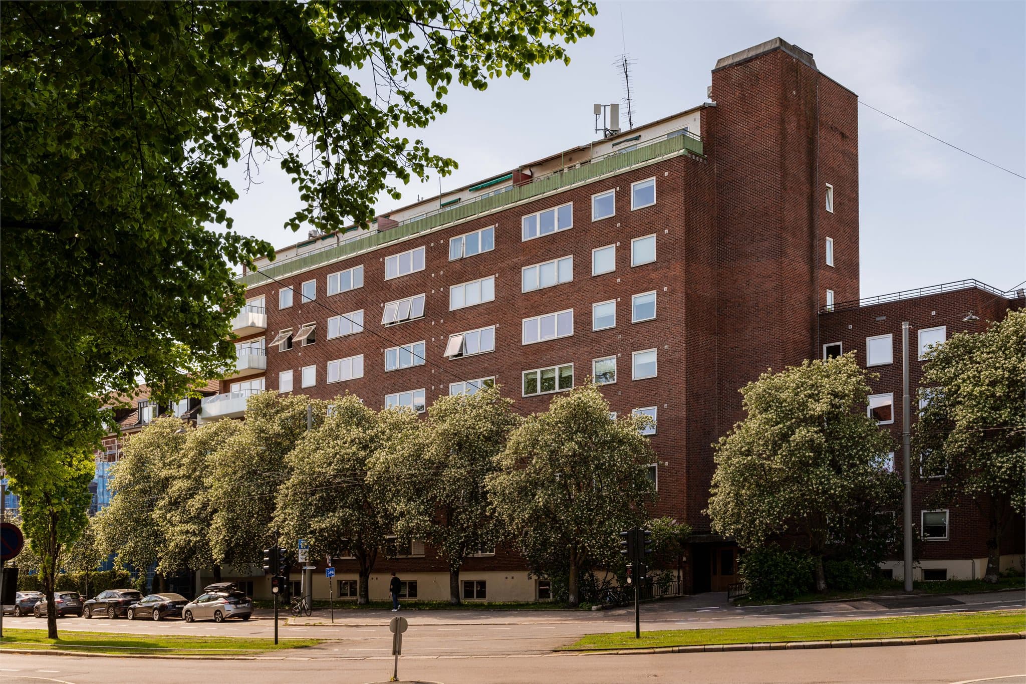 Nabolaget kjennetegnes av hyggelige bygårder, grønne omgivelser og en levende, urban atmosfære.