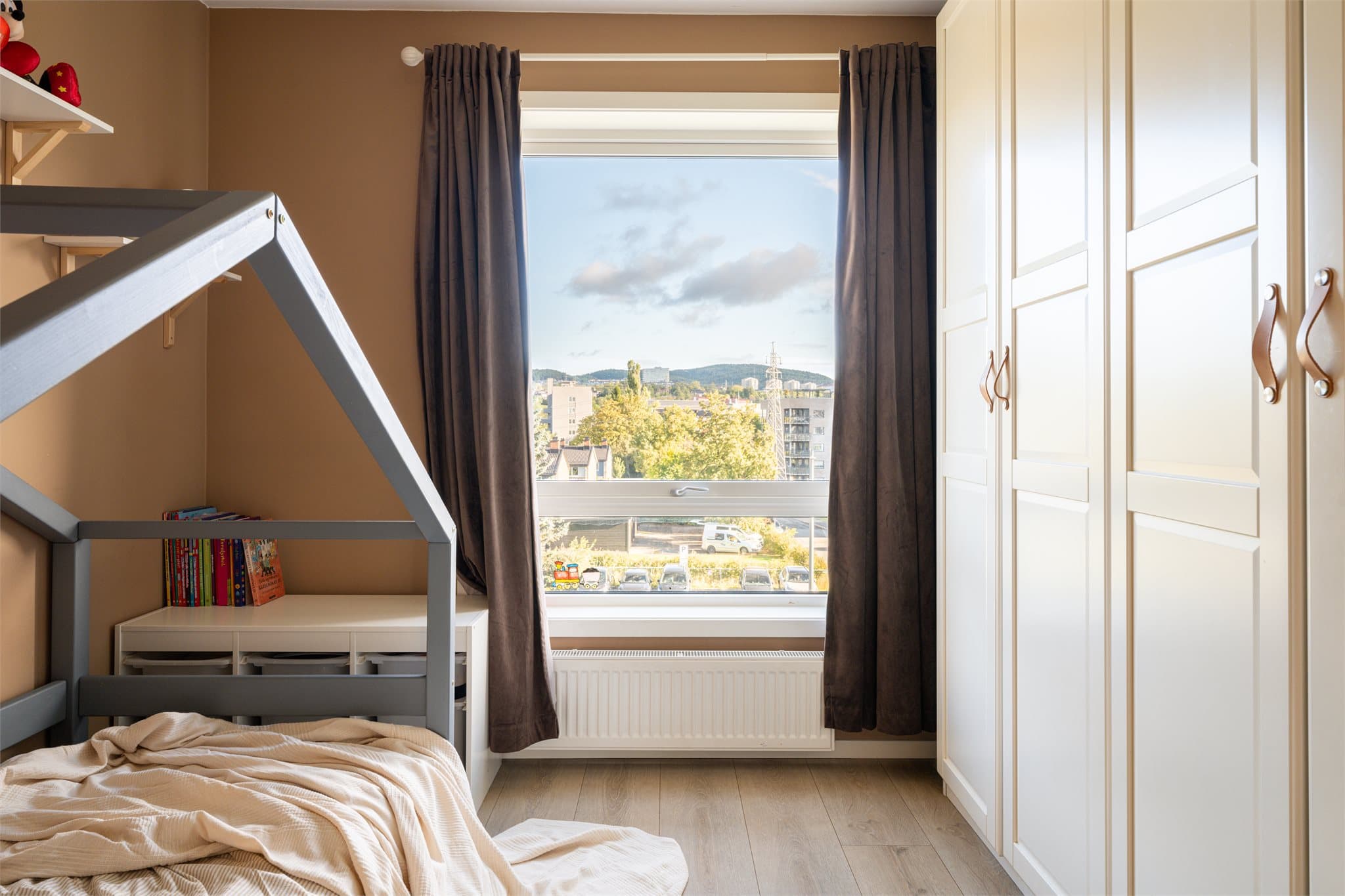 Rommet har plass til både seng, garderobeskap og oppbevaring.