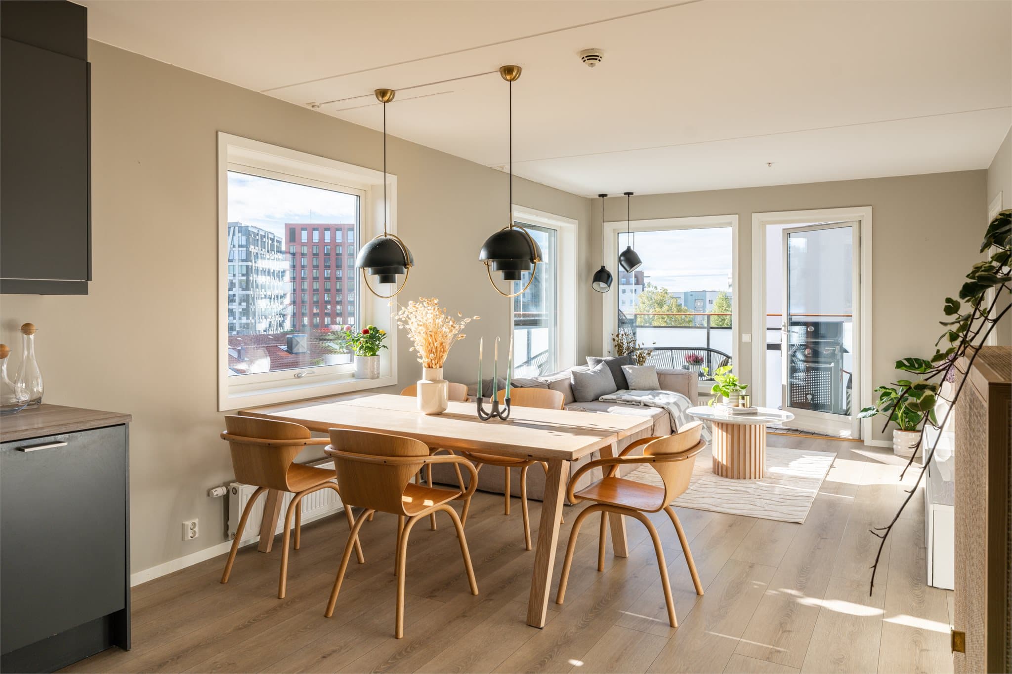 En stor stue gir rom for stor sofa og langbord for middagsgjester.