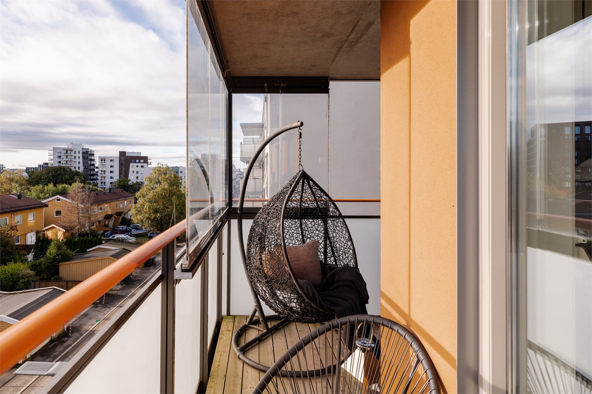Innglassingen på hjørnet skjermer mot vær og vind.