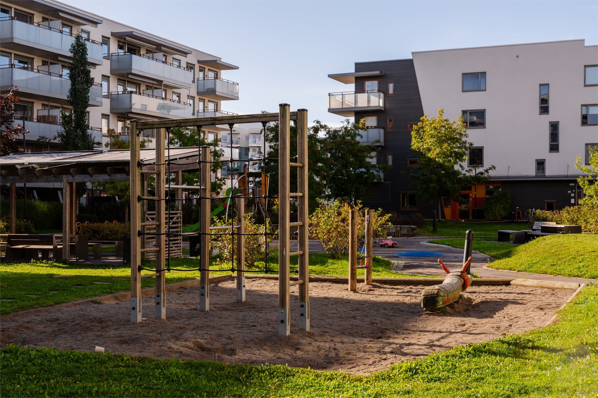 Bakgården byr på lekeplass og fine oppholdsarealer for beboerne.