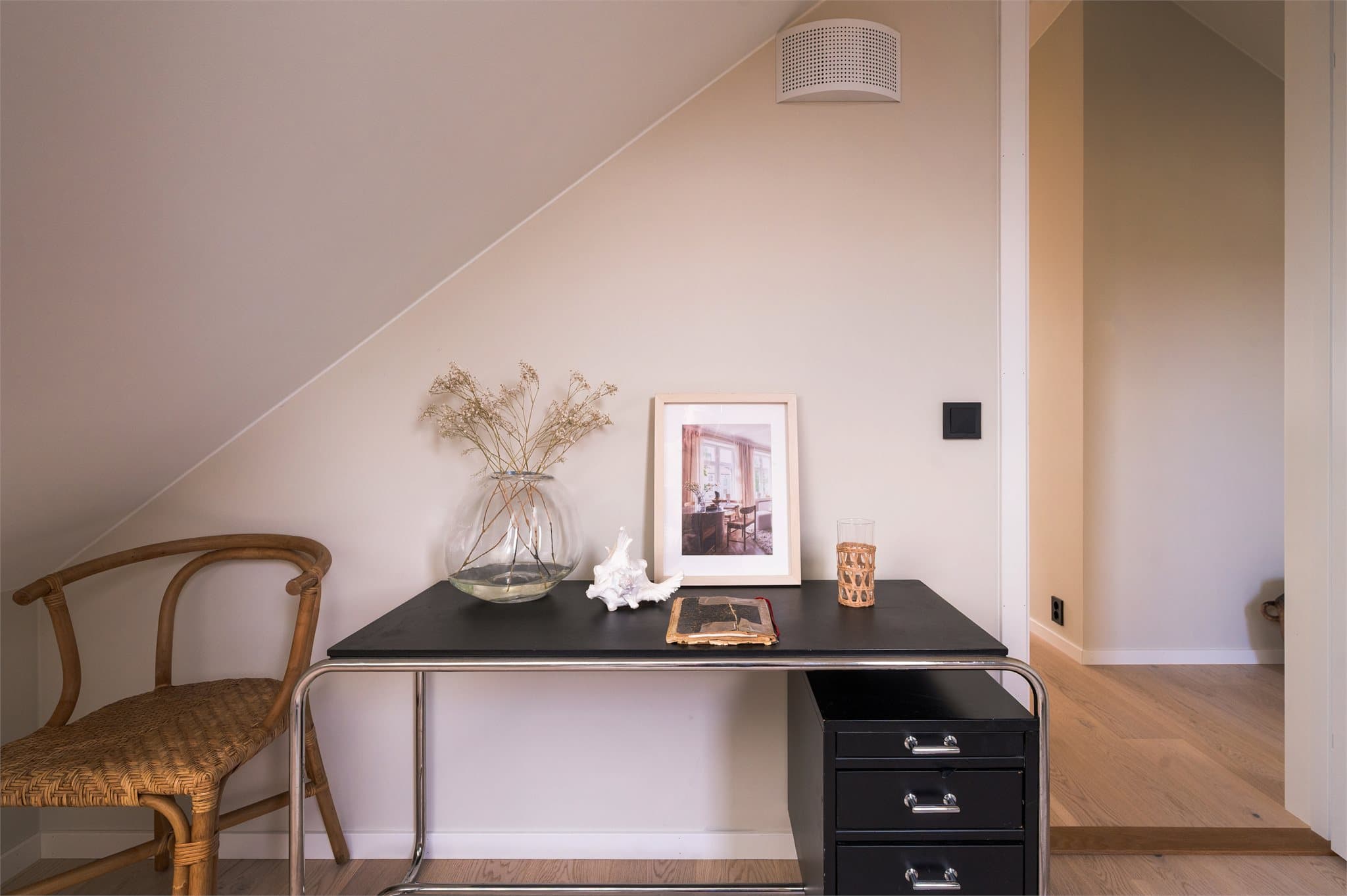 Her har du plass til seng, nattbord og annet ønsket møblement.