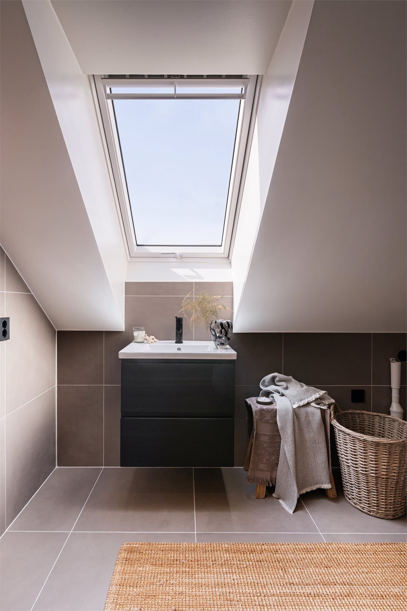 Utstyrt med varmekabler, dusjhjørne, vegghengt toalett og servantskap med armatur.