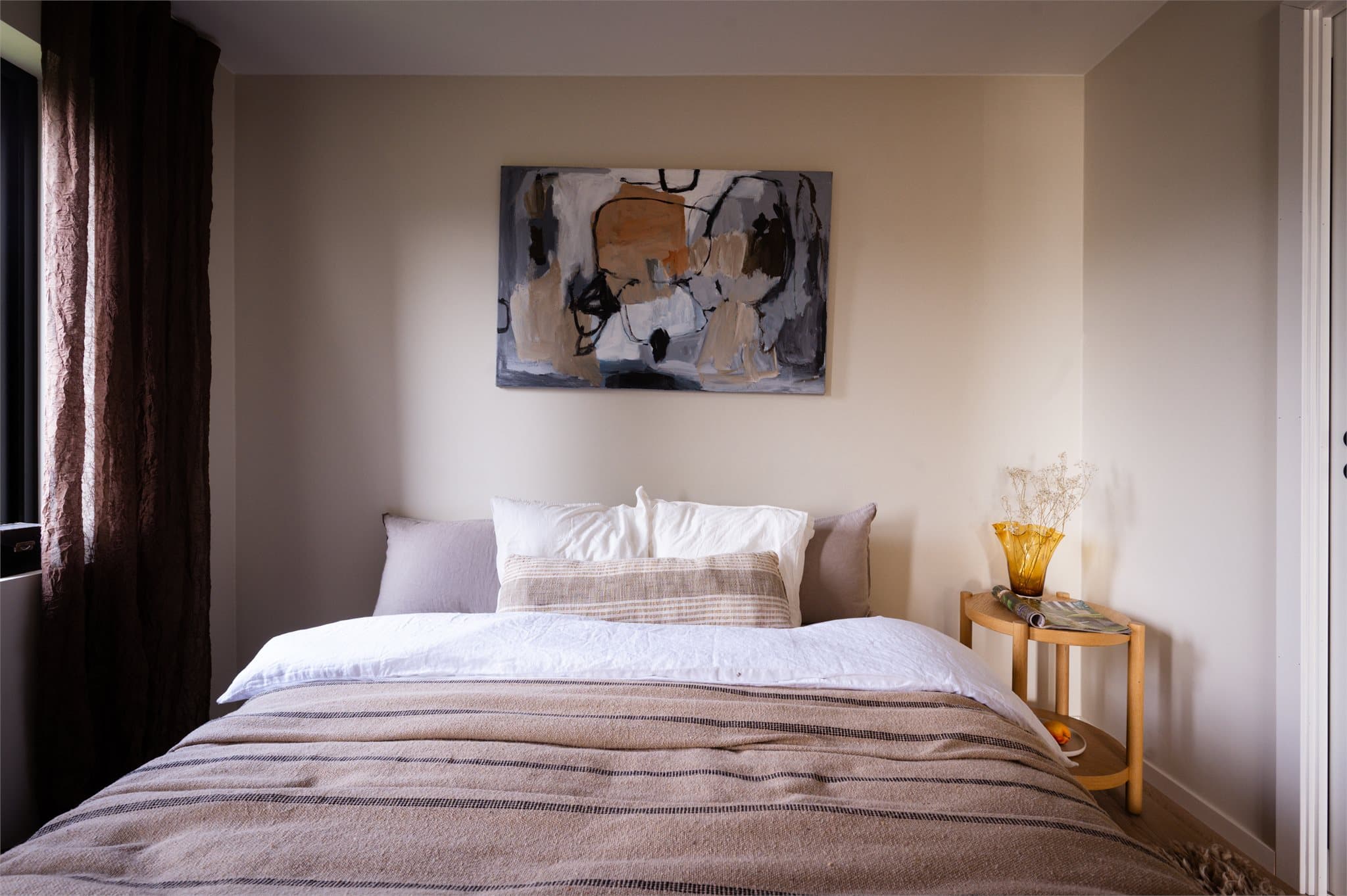 Soverommet er romslig og er malt i behagelige toner.