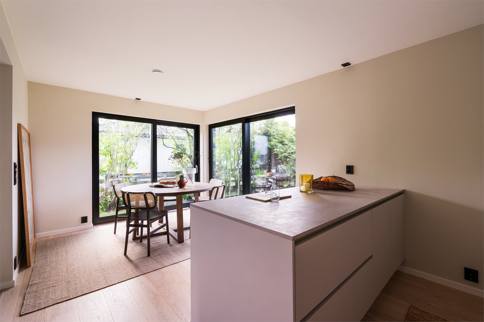 En åpen løsning mellom stue og kjøkken skaper en sosial atmosfære.