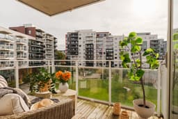 Direkte adkomst fra stuen til en flott, romslig balkong på ca. 6 kvm.