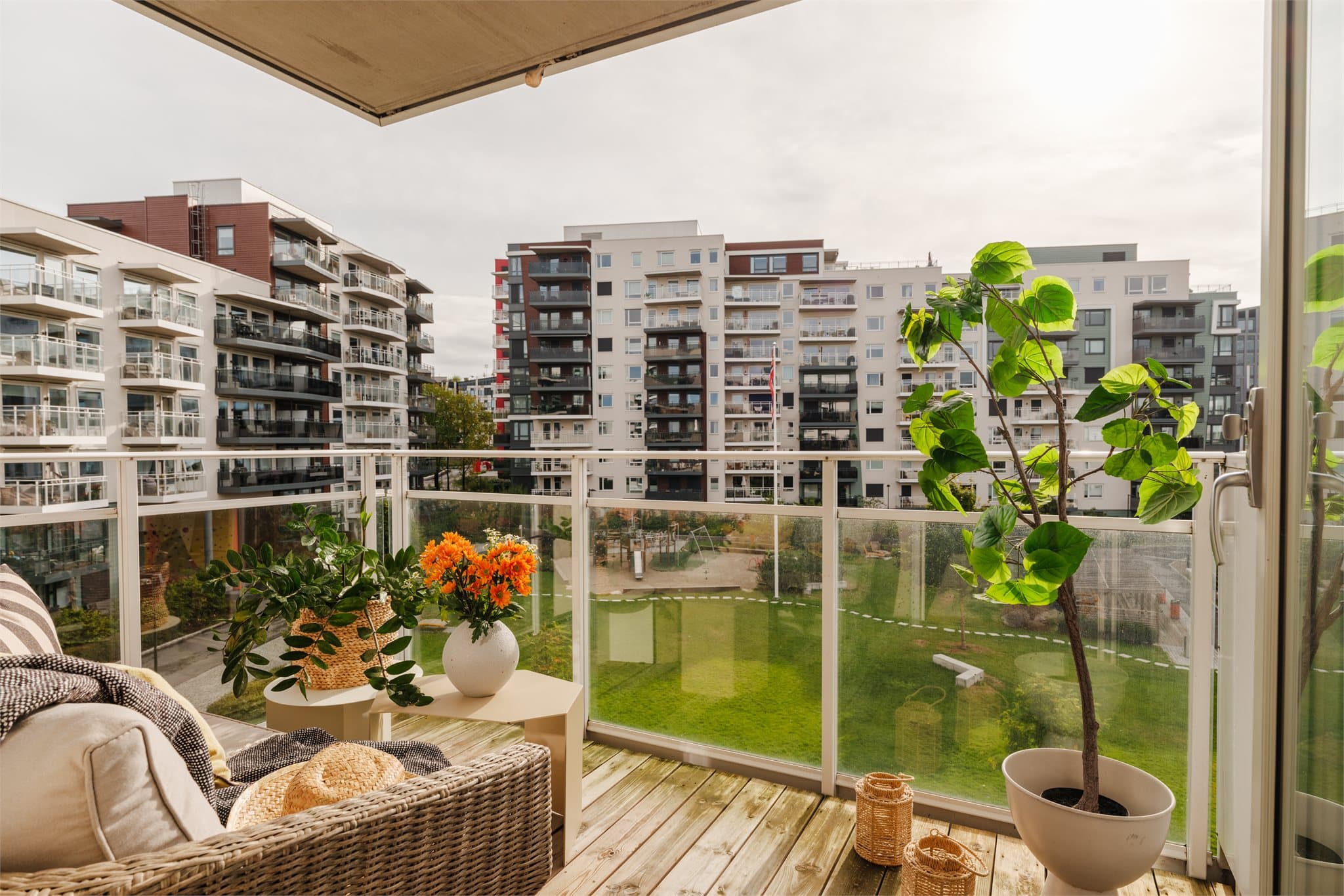 Direkte adkomst fra stuen til en flott, romslig balkong på ca. 6 kvm.