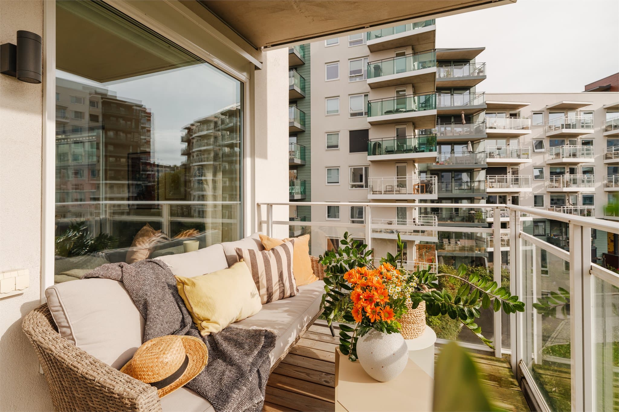 Balkongen fungerer som en naturlig forlengelse av stuen, med plass til utemøbler og planter.