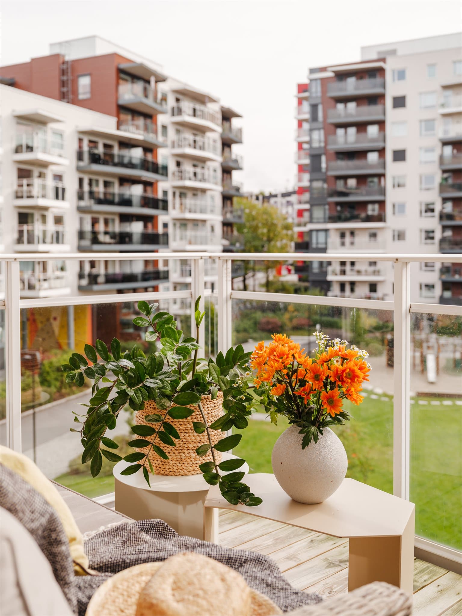 Det er montert utvendig stikkontakt og lysarmatur.