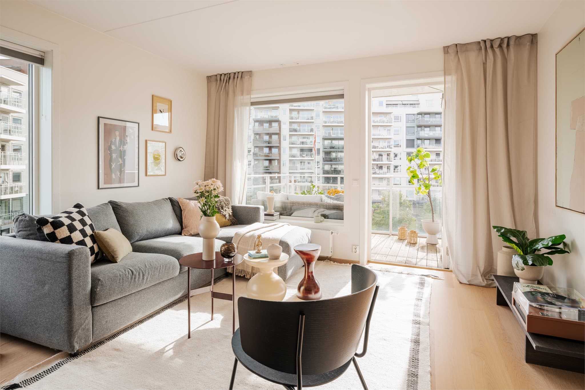 Rommene er godt utnyttet, med fleksibilitet for ulike møbleringsløsninger.