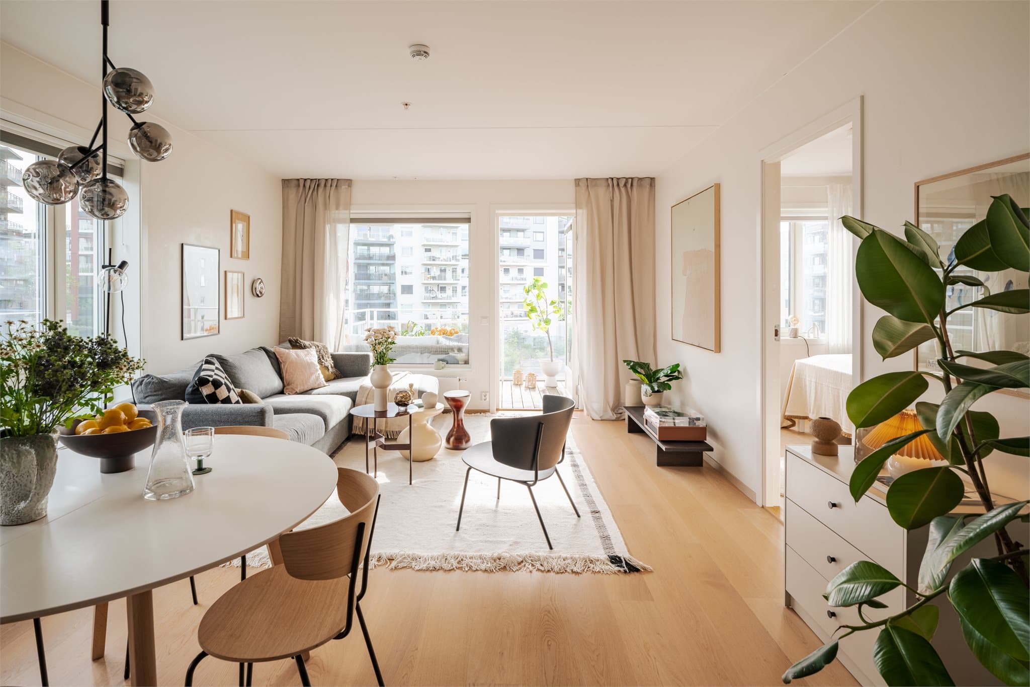 Innbydende stue med naturlig lys og plass til egen innredning.