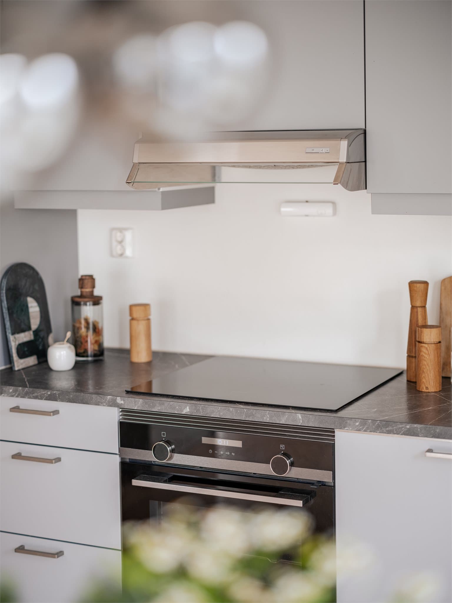 Kjøkkenet fremstår som vedlikeholdt.