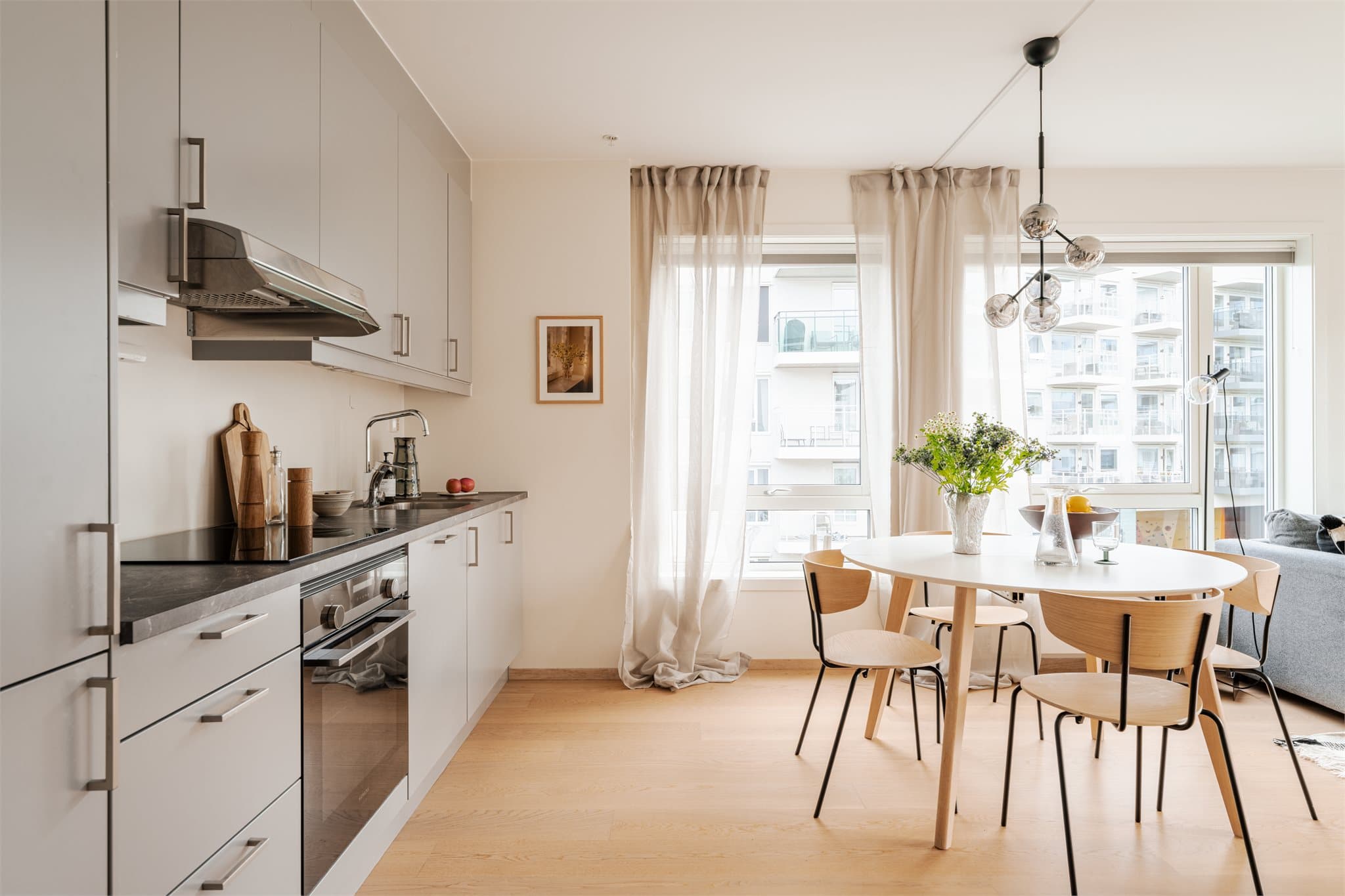 Rommet har plass til et stort spisebord, perfekt for hyggelige middager med familie og venner.