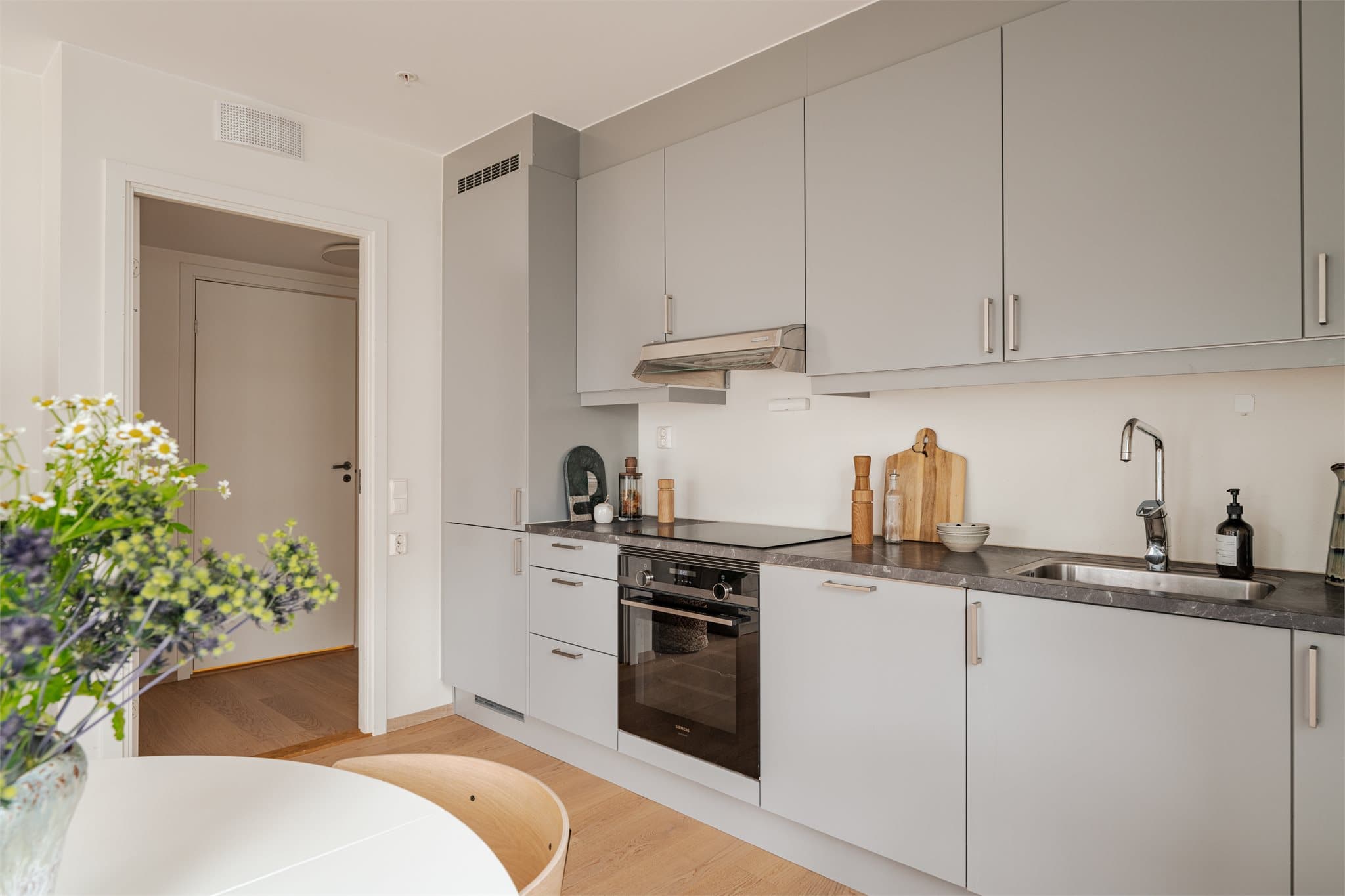 Stilrent og lekkert kjøkken fra Sigdal med god lagringsplass og praktisk arbeidsflate.