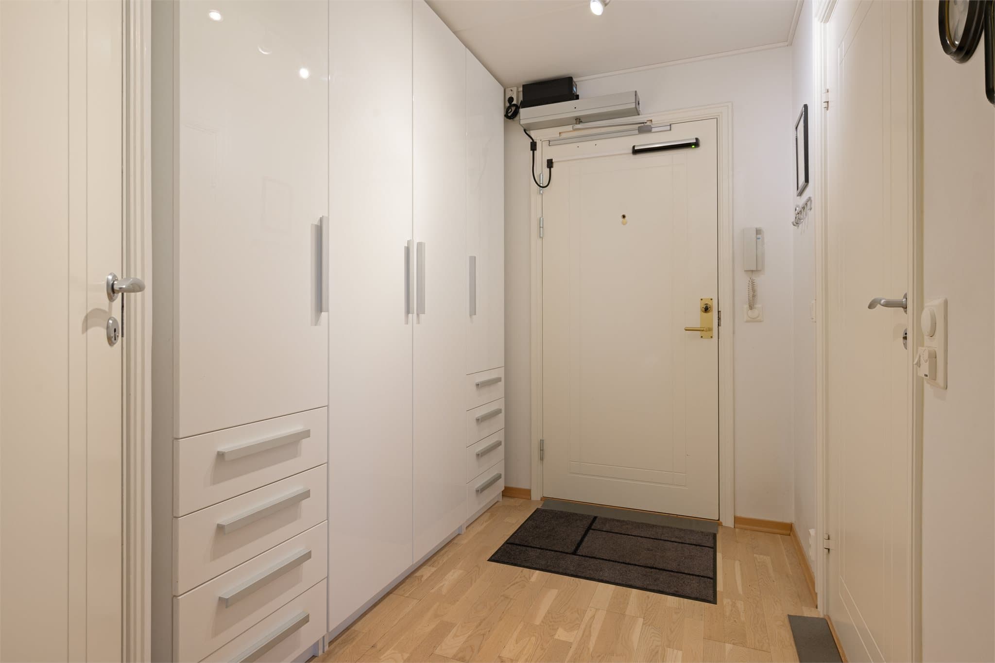 Velkommen inn! Det er godt med garderobeskap og oppbevaring i gangen samt adkomst til baderom og innvendig bodrom.