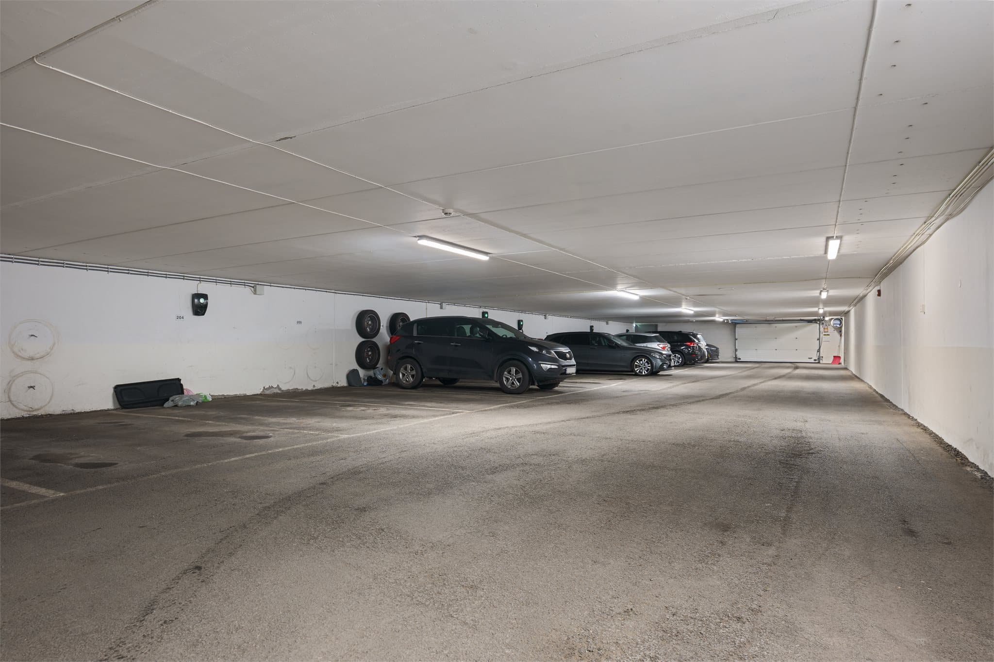 Det medfølger garasjeplass med god intern beliggenhet nær utkjøring.