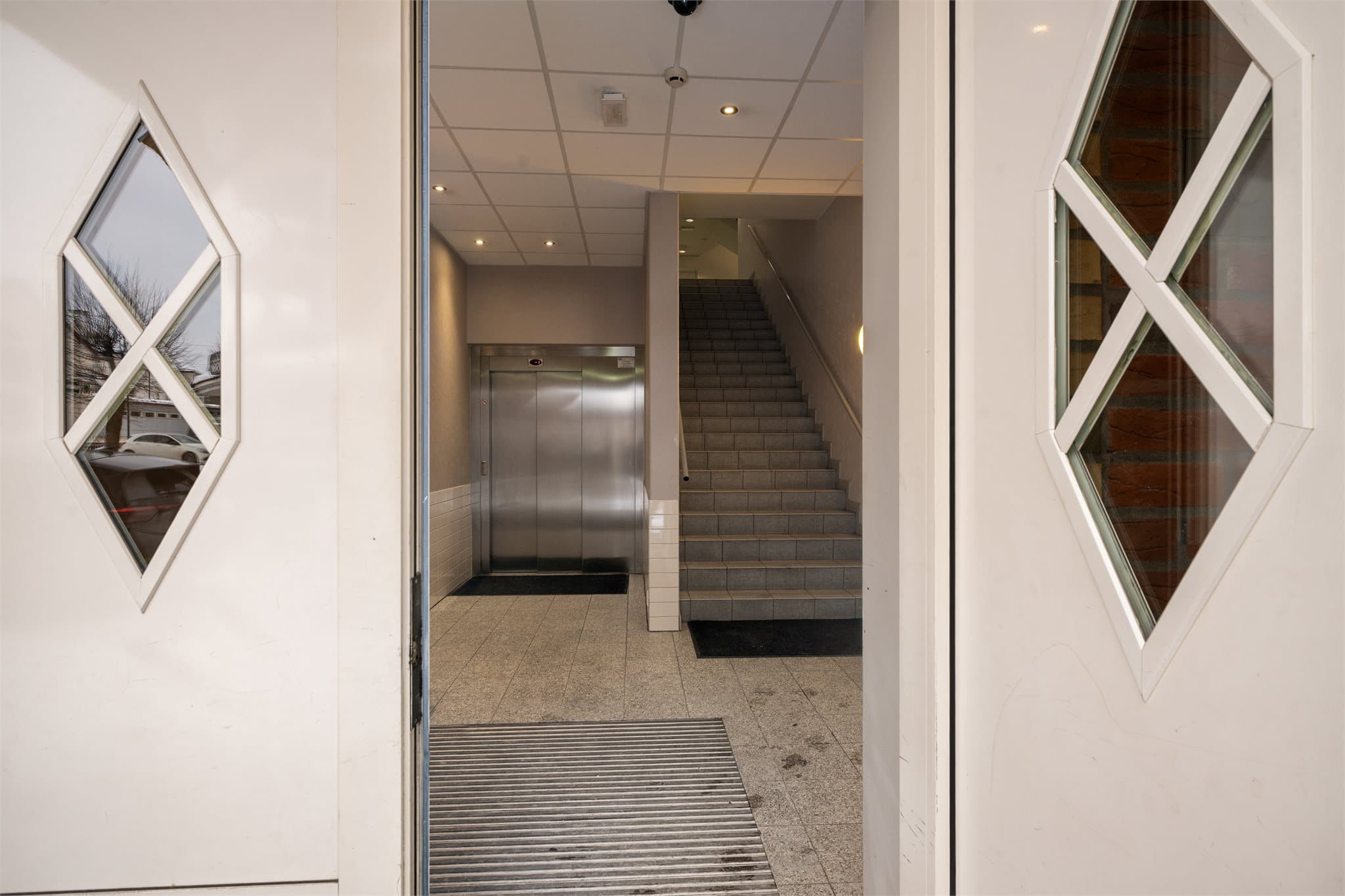 Boligblokken har fine fellesareal fra inngangspartiet og heisadkomst til leiligheten og garasjeanlegg i kjeller.