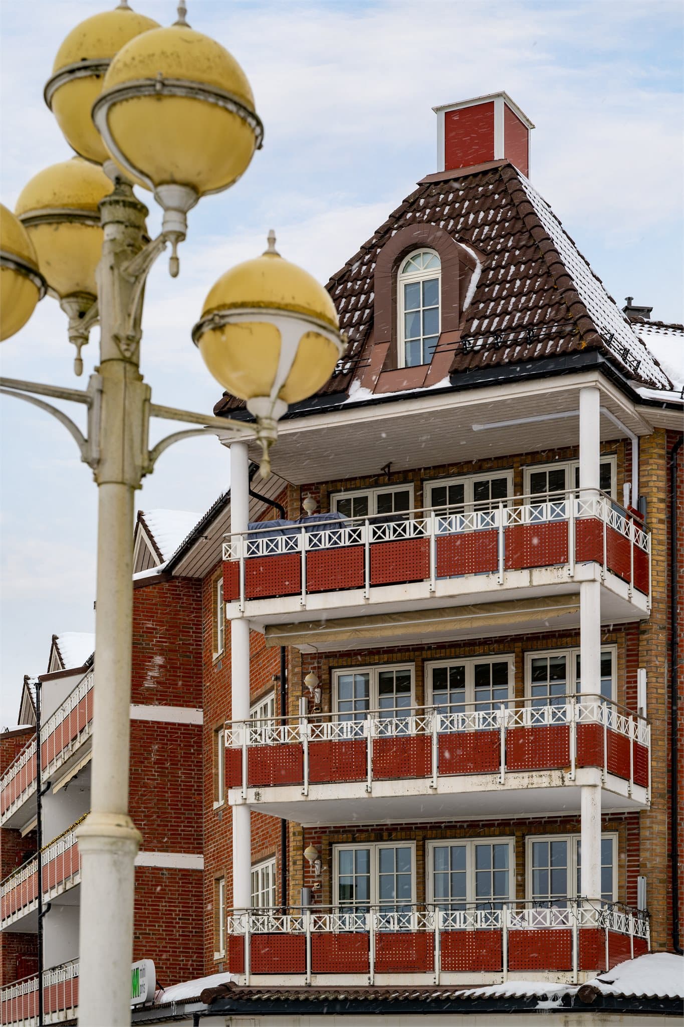 Leiligheten ligger i Stasjonsgaarden II sameie, et veletablert og trivelig bomiljø med gode naboskapsrelasjoner. Heis, garasjeplass og gode fellesløsninger som takterrasse gjør hverdagen enkel og komfortabel.