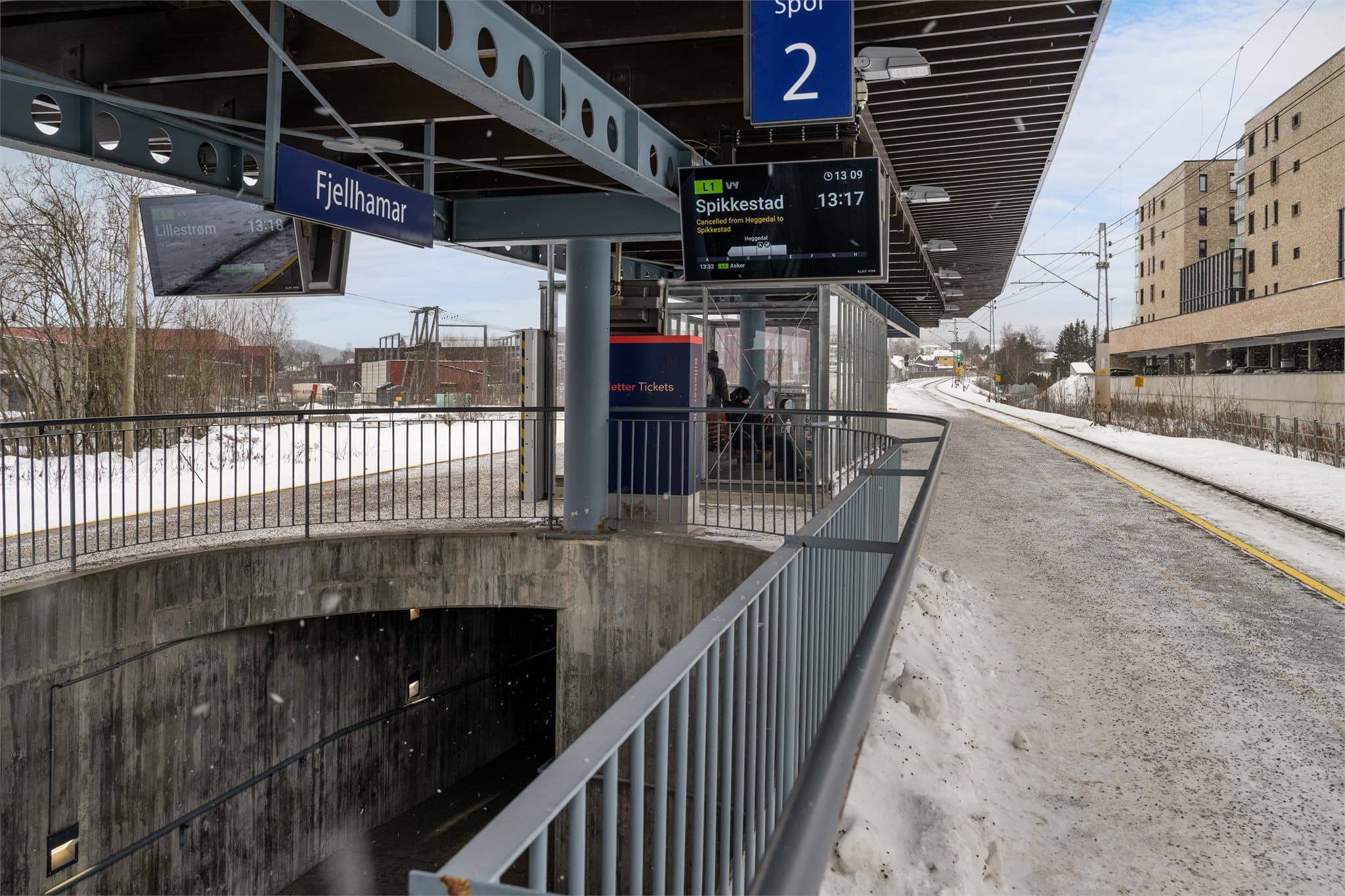 Kun et par minutters gange til Fjellhamar stasjon med direkte tog til Oslo og Lillestrøm, noe som gir svært gode pendlermuligheter.