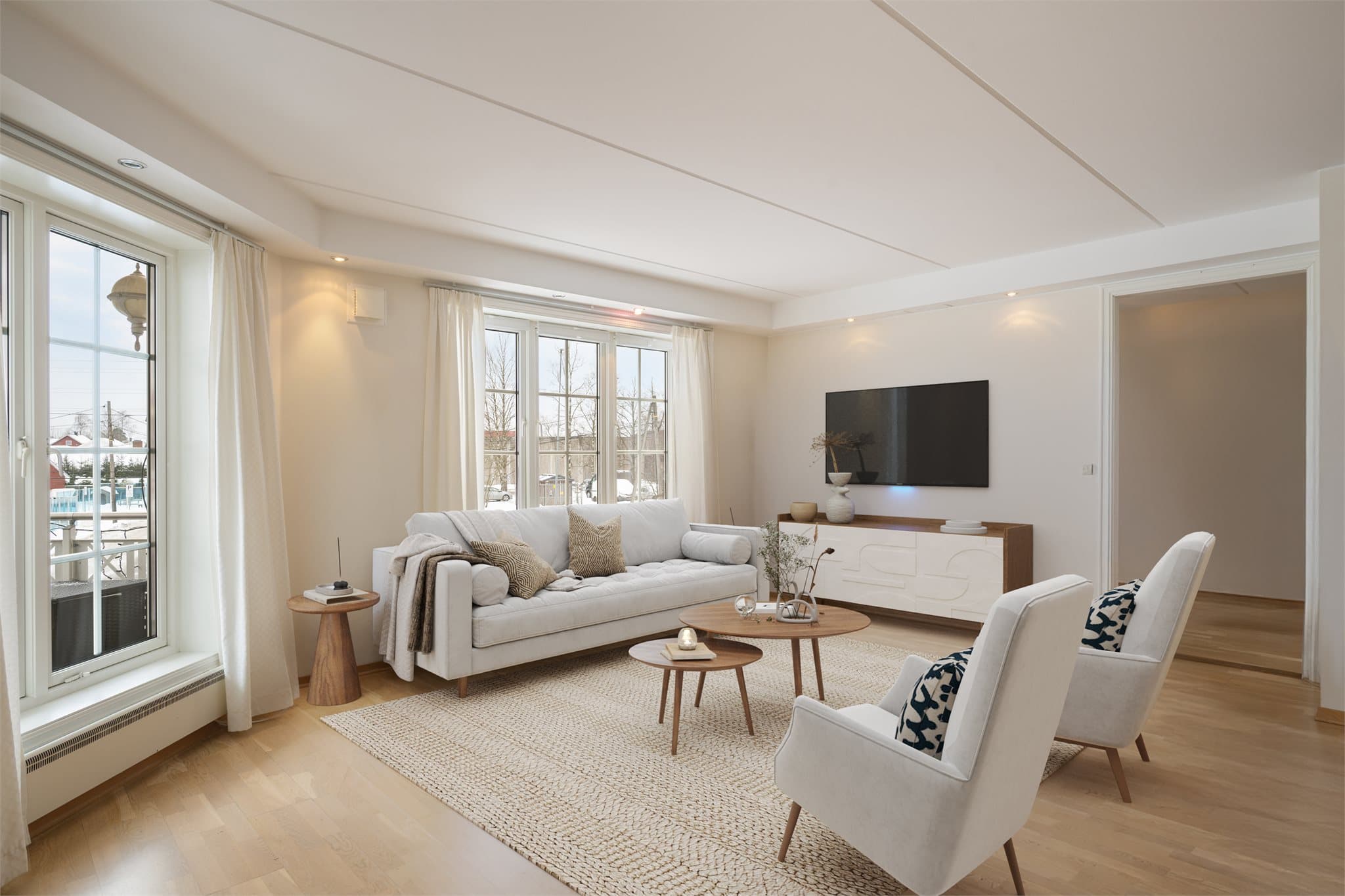 Stuen er enkel å møblere og det er naturlige soner for sofakrok og tv-titting. Døren til soverom nr. 3 er fjernet for en åpen løsning (Digitalt møblert bilde)