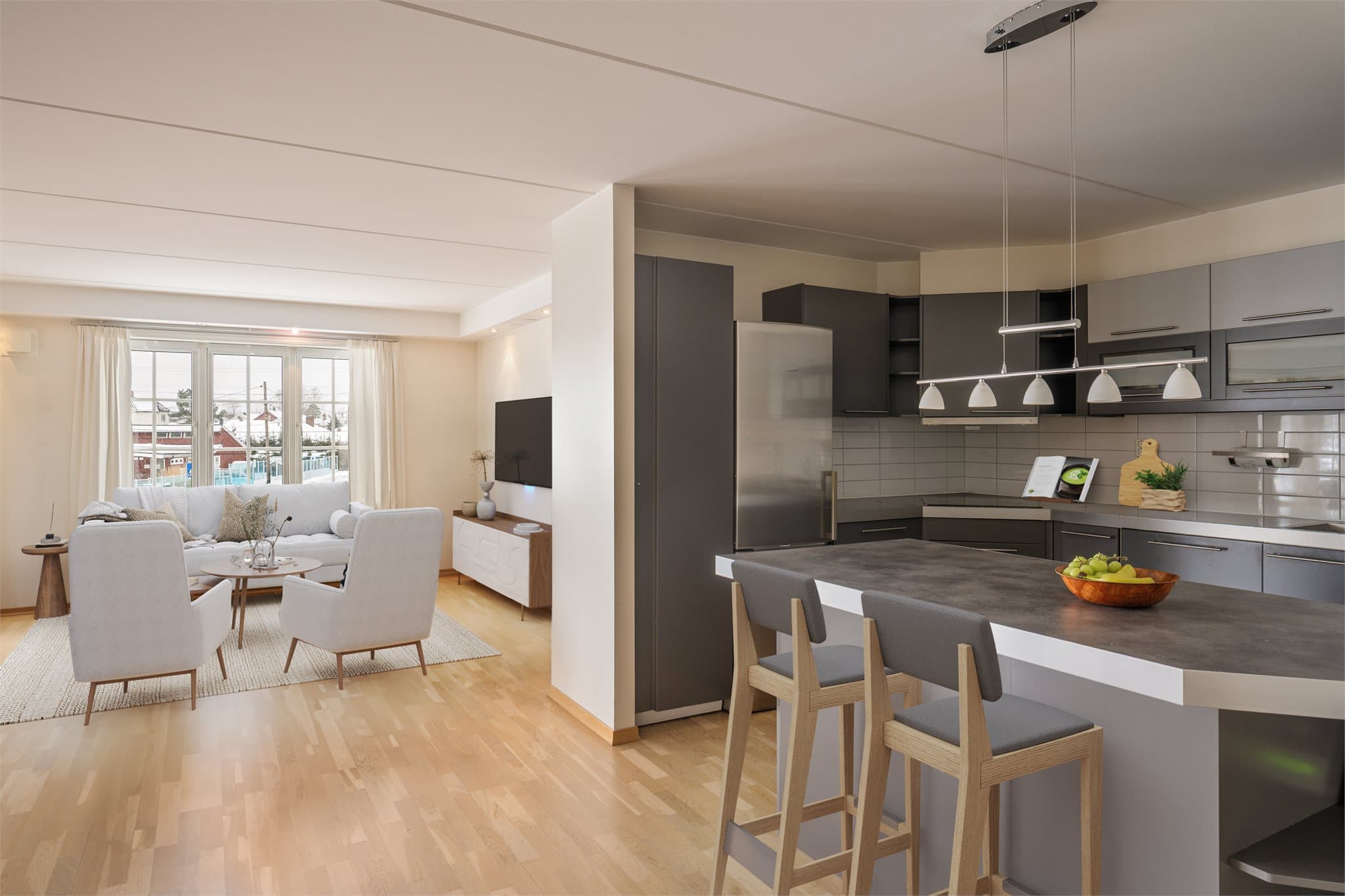 Kjøkkenet har rikelig med skap - og benkeplass og integrerte hvitevarer som koketopp og stekeovn. Frittstående kombi kjøl/fryseskap kan medfølge. (Digitalt møblert bilde)