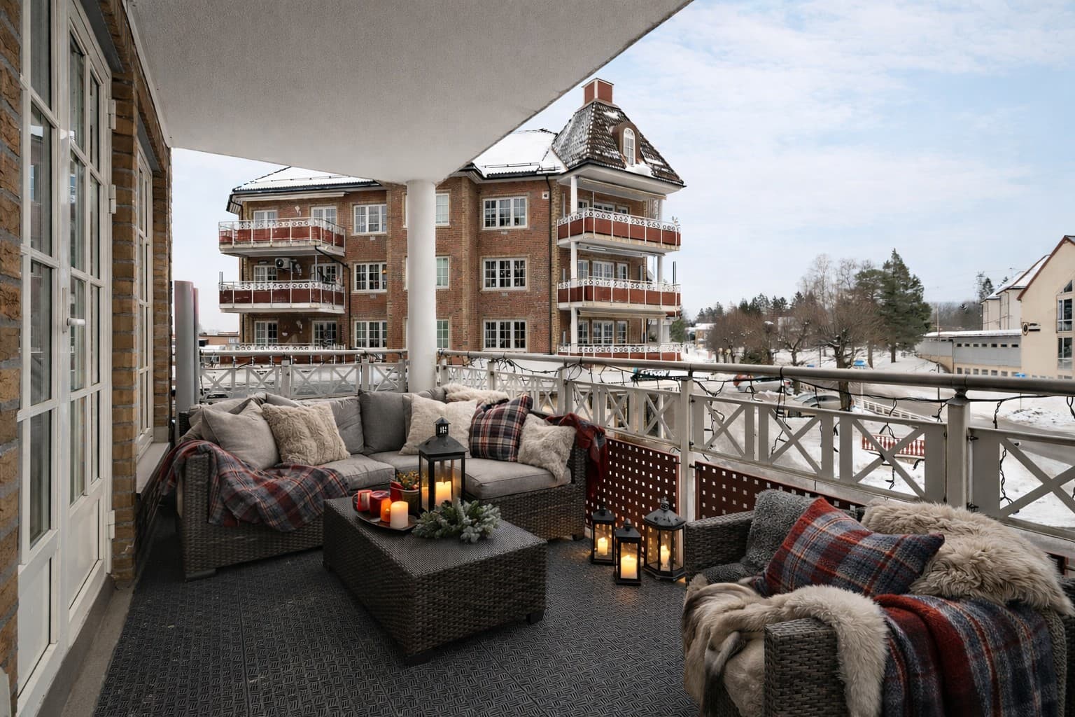 Balkongen har hjørneplassering på bygget og er svært generøs i størrelse med sine ca. 11 m2. Det er praktiske klikk-fliser i plast og takoverbygg.