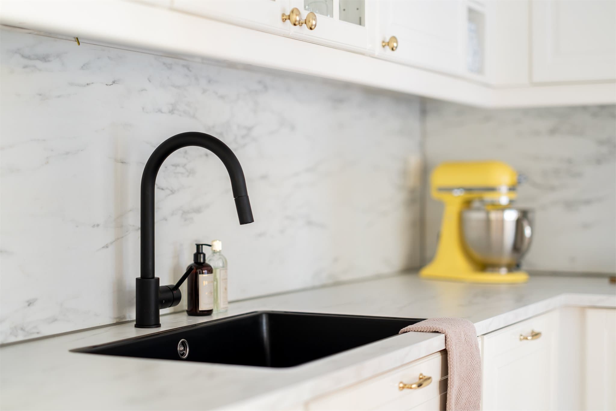 Detaljer som sort nedfelt kum og ettgreps armatur