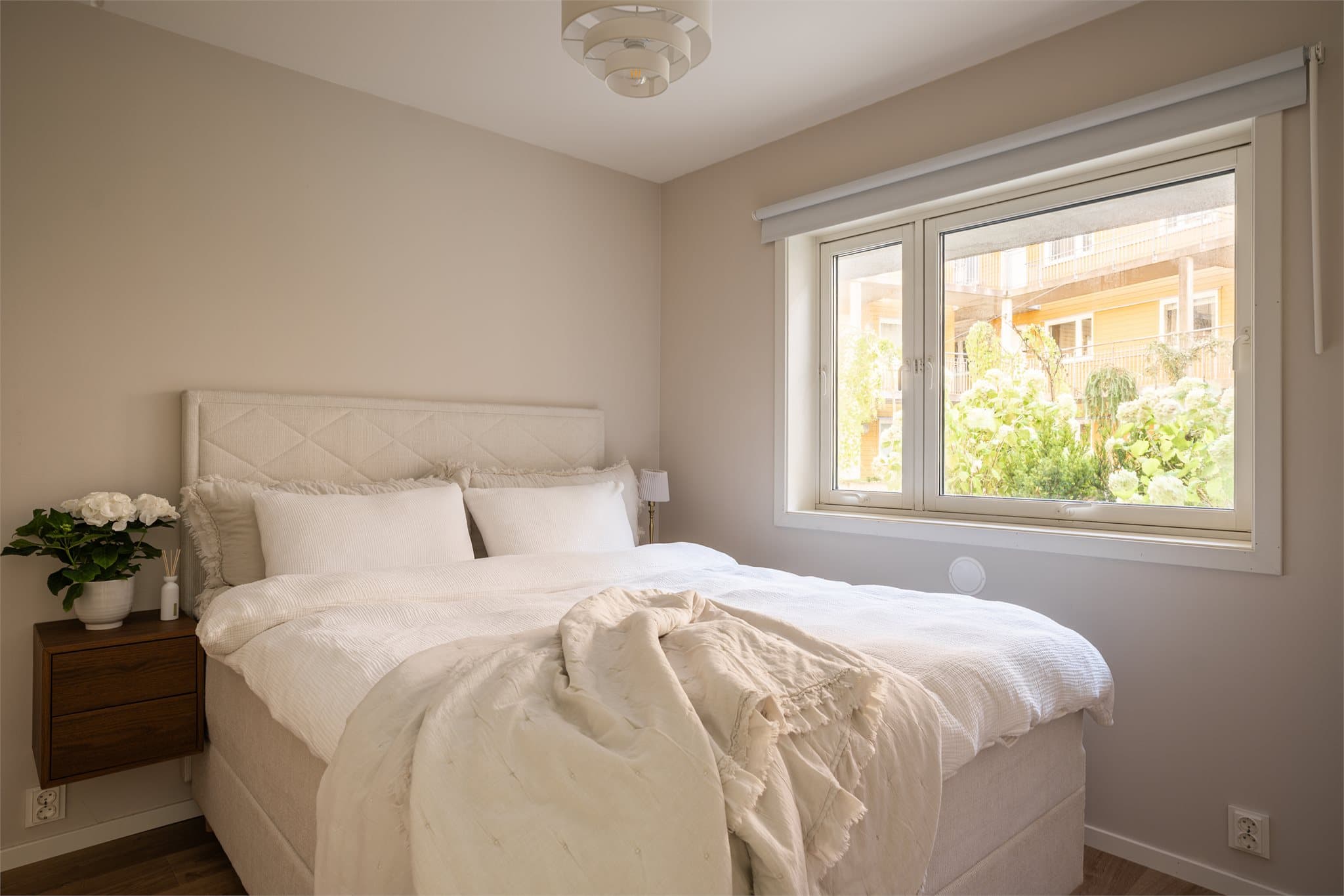 Et nydelig hovedsoverom med eksklusivt preg og rolige fargetoner som skaper en avslappet atmosfære